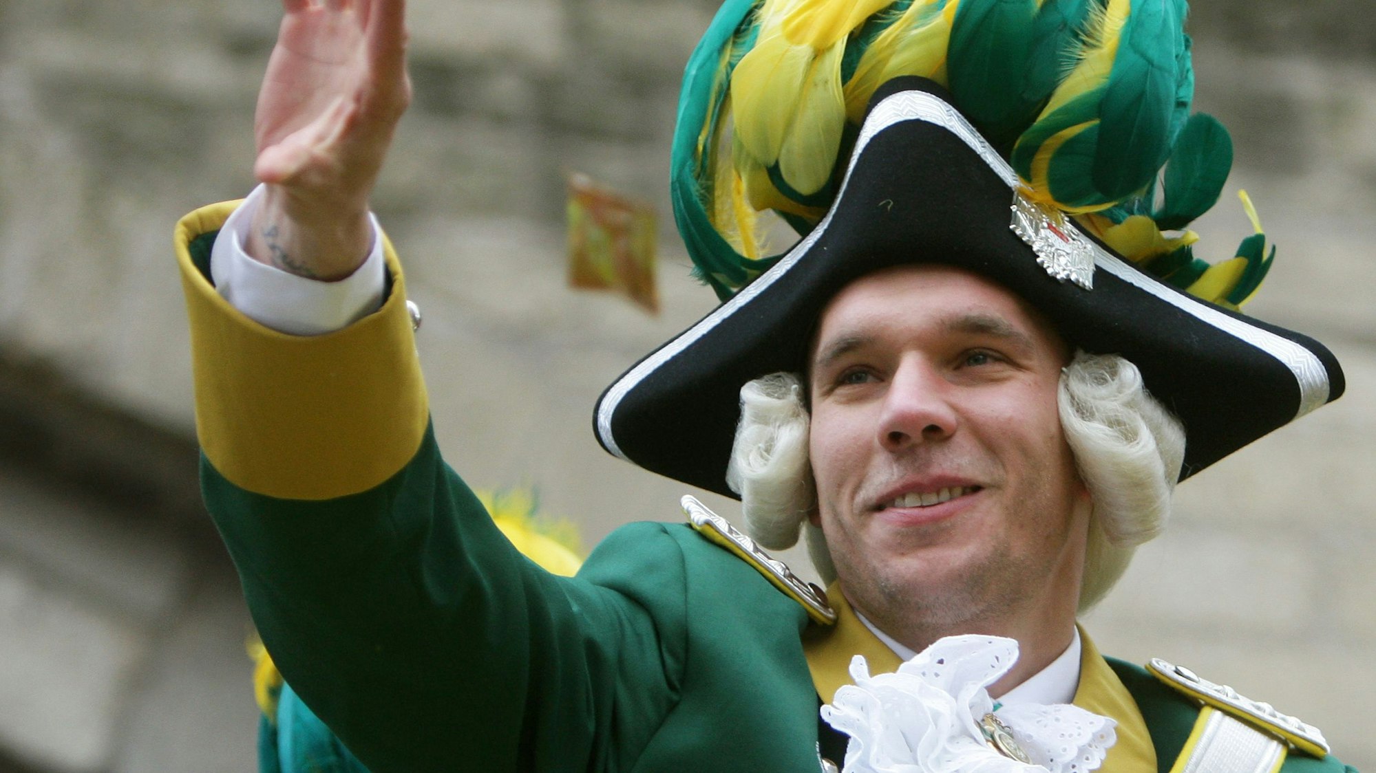 Lukas Podolski auf einem Wagen beim Rosenmontagszug 2012 in Köln.