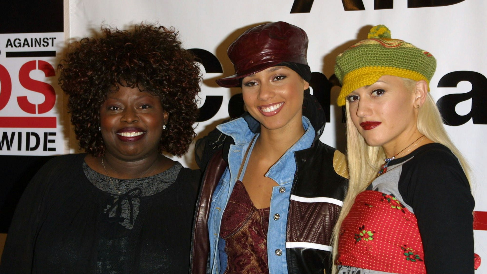 Angie Stone, Alicia Keys und Gwen Stefani bei einer Pressekonferenz.