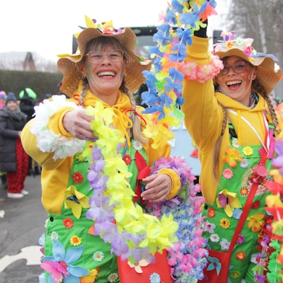 Ute (v.l.) und Jennifer Mangold sowie Simone Kmer steckten mit ihrem Frohsinn und Enthusiasmus alle an und überreichten Blumenkränze.