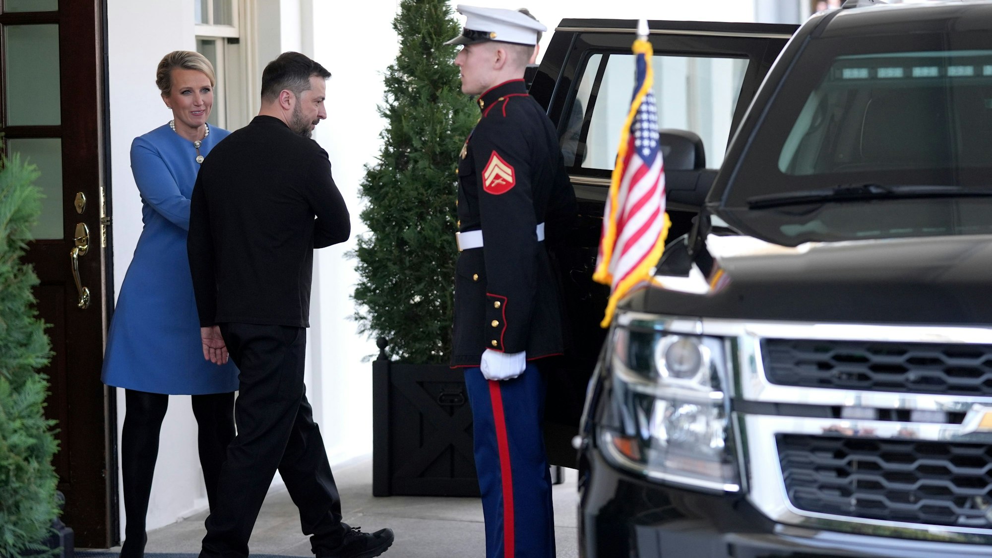 Der ukrainische Präsident Wolodymyr Selenskyj (M) verlässt nach einem Treffen mit US-Präsident Trump das Weiße Haus.