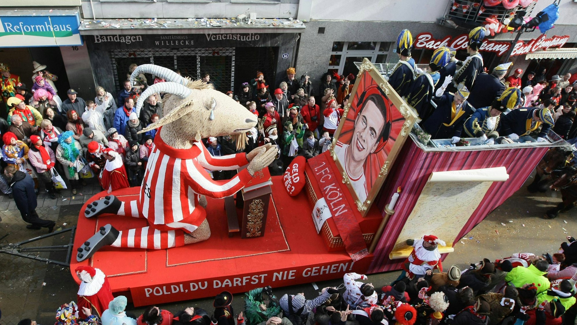 Poldi-Persiflage im Jahr 2012: Der Geißbock Hennes fleht Prinz Poldi an, in Köln zu bleiben. (Archivbild)