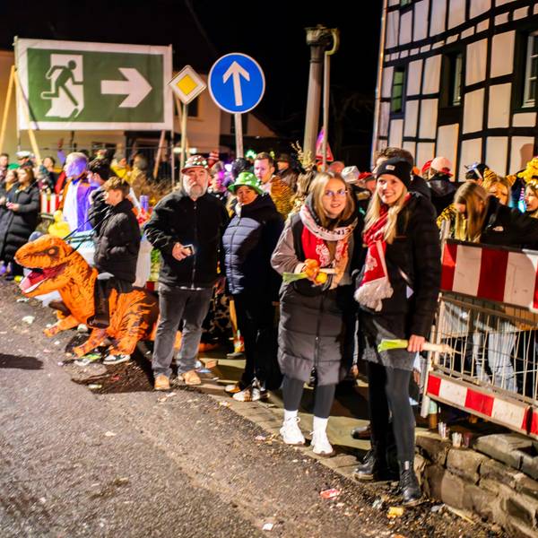 Das Bild zeigt einen Moment des Lichterzugs in Eiserfey. Im Hintergrund ist ein großes Fluchtweg-Schild zu sehen.