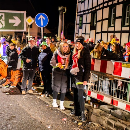 Das Bild zeigt einen Moment des Lichterzugs in Eiserfey. Im Hintergrund ist ein großes Fluchtweg-Schild zu sehen.