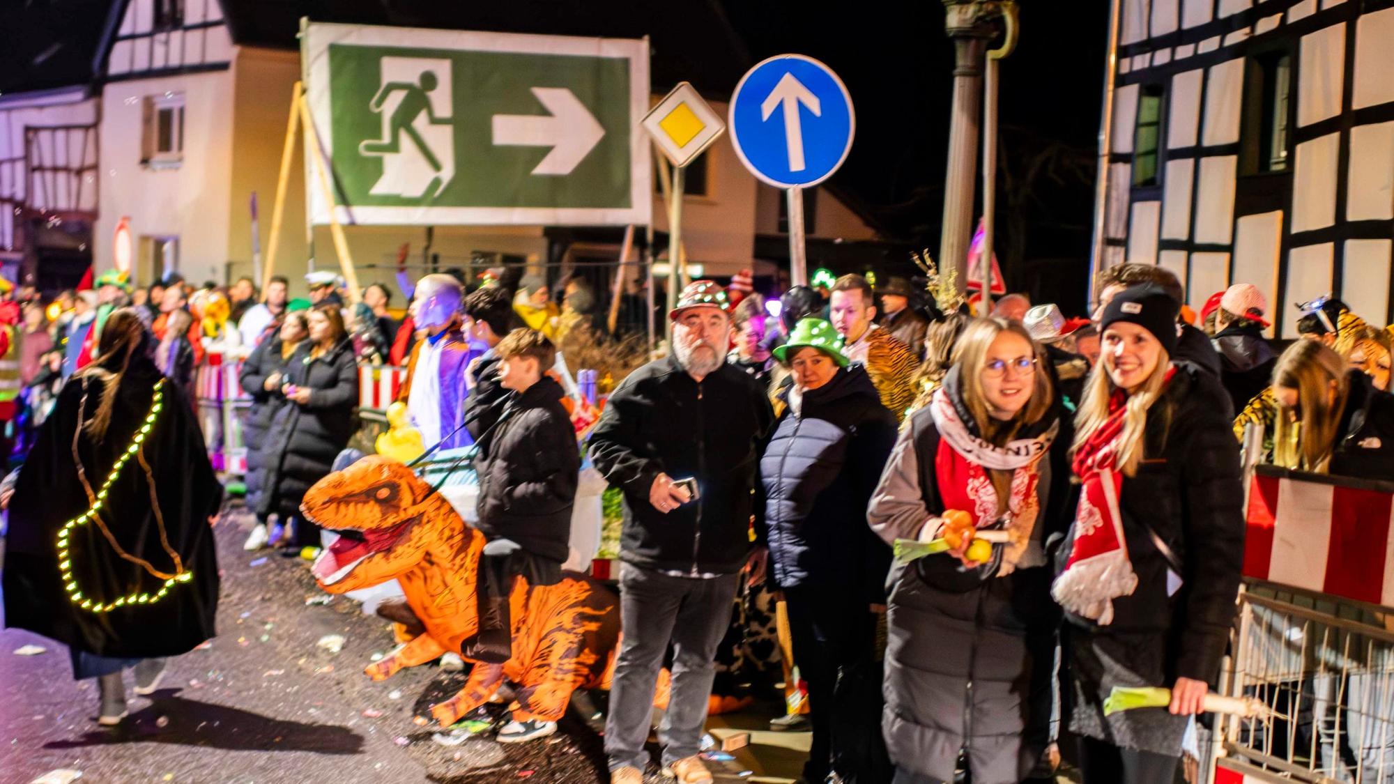 Fluchtwegbanner sind an neuralgischen Punkten des Lichterzugs in Eiserfey aufgestellt.