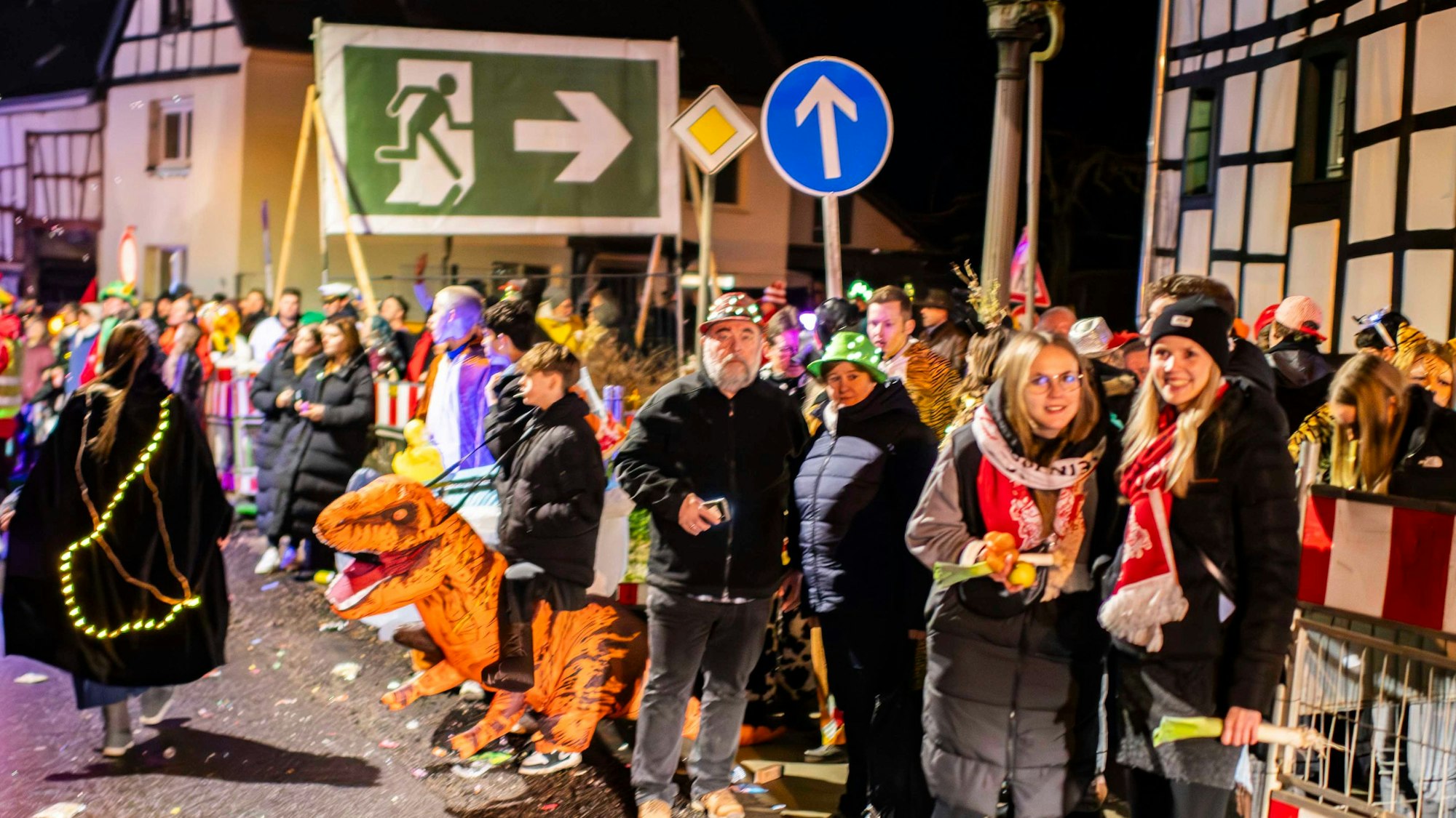 Fluchtwegbanner sind an neuralgischen Punkten des Lichterzugs in Eiserfey aufgestellt.