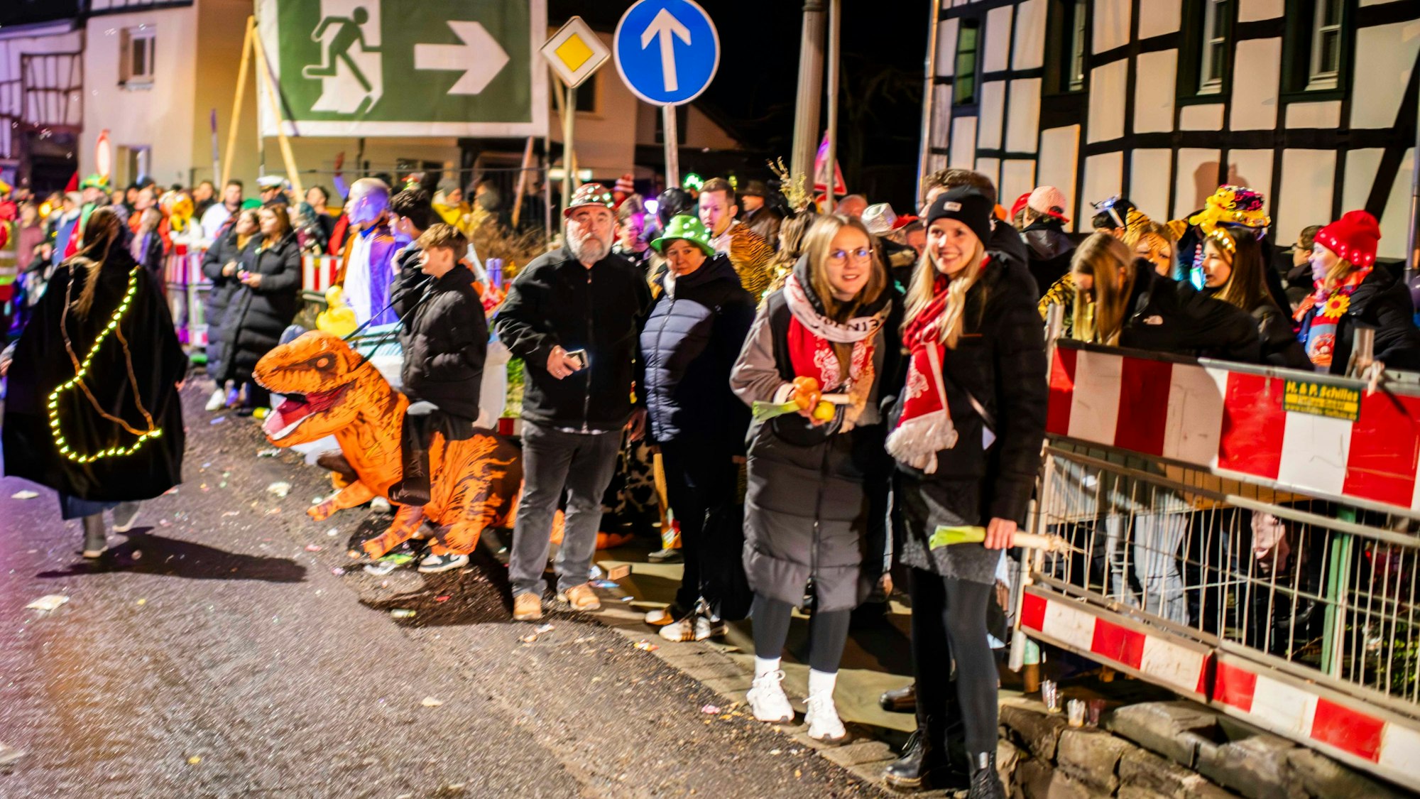 Das Bild zeigt einen Moment des Lichterzugs in Eiserfey. Im Hintergrund ist ein großes Fluchtweg-Schild zu sehen.