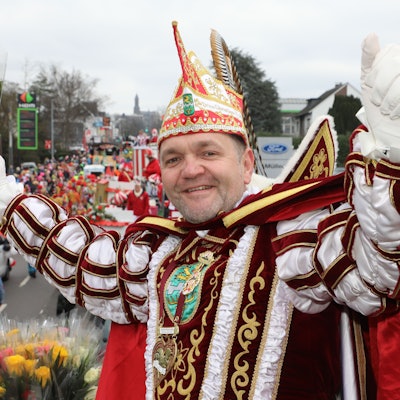 In der Kölner Straße ist ein Prinz auf einem Prinzenwagen zu sehen.