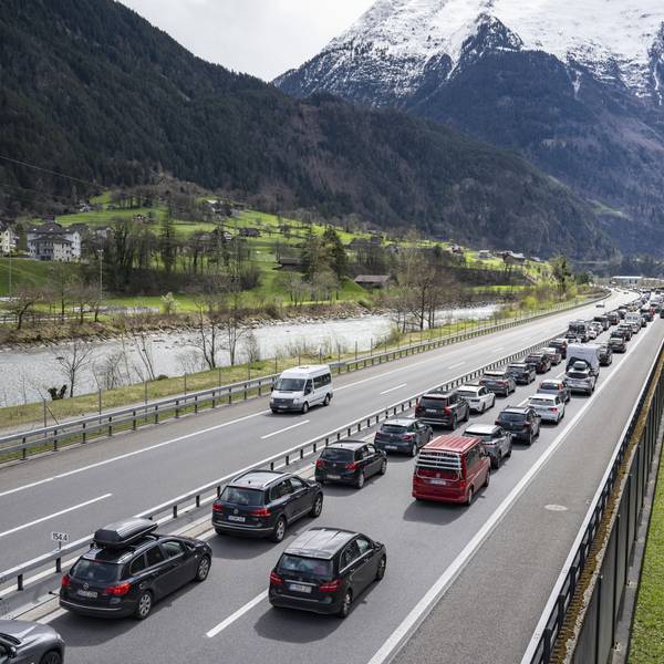 Der Oster-Reiseverkehr auf der Autobahn A2 vor dem Gotthardtunnel zwischen Göschenen und Erstfeld in Richtung Süden staut sich bei Erstfeld auf mehrere Kilometer Länge.