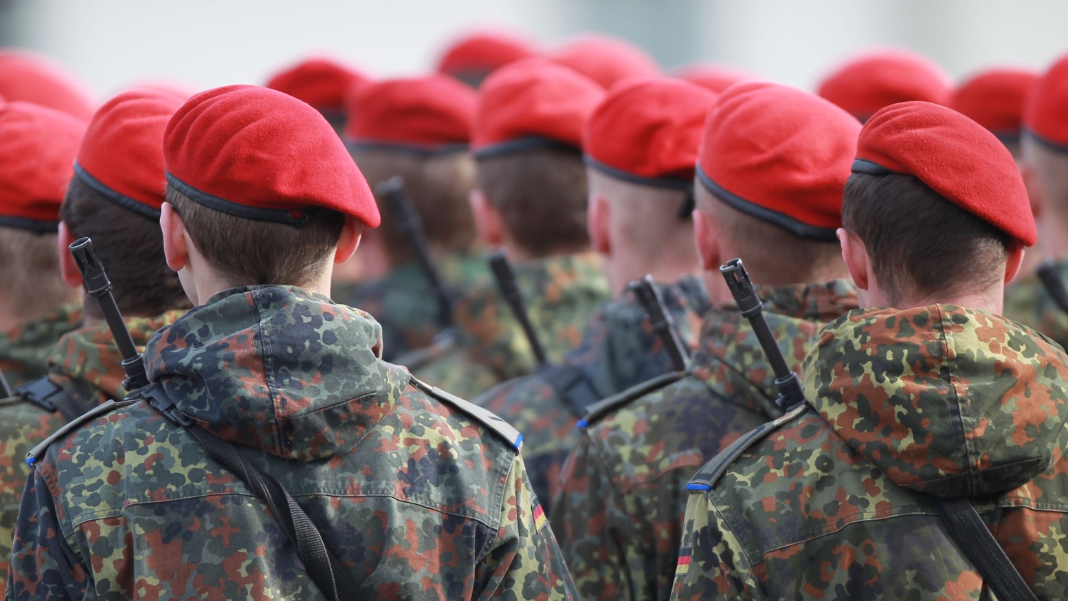 ARCHIV - 31.03.2011, Sachsen-Anhalt, Burg: Soldaten eines Logistikbataillons sind zum Rückkehrerappell der Bundeswehr in der Clausewitz-Kaserne in Burg (Kreis Jerichower Land) angetreten. (zu dpa: «Analyse: Ohne USA braucht Europa 300.000 Soldaten mehr») Foto: Jens Wolf/dpa-Zentralbild/dpa +++ dpa-Bildfunk +++