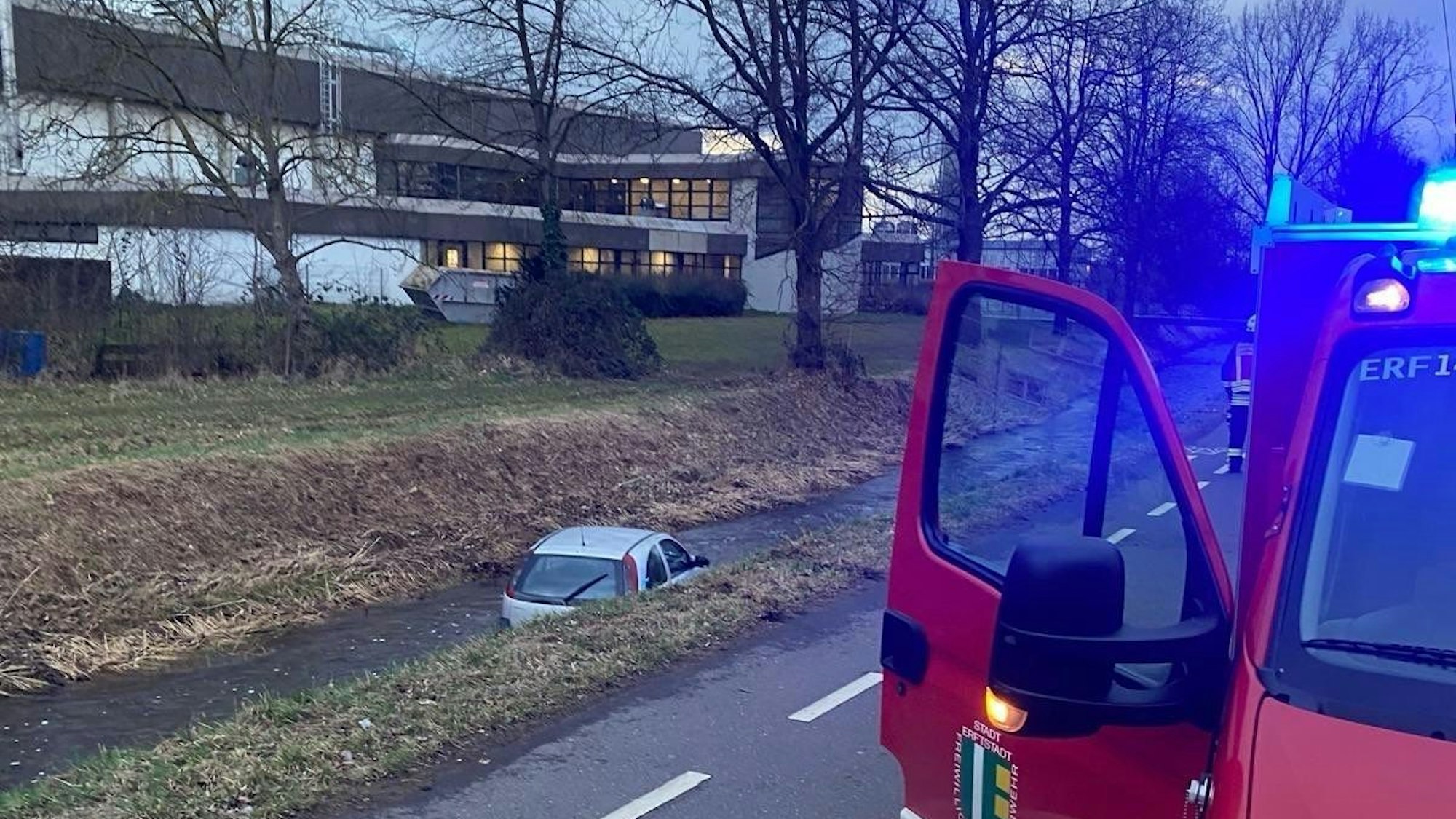 Wie das Fahrzeug in den Rotbach geraten ist, ist bisher unklar.