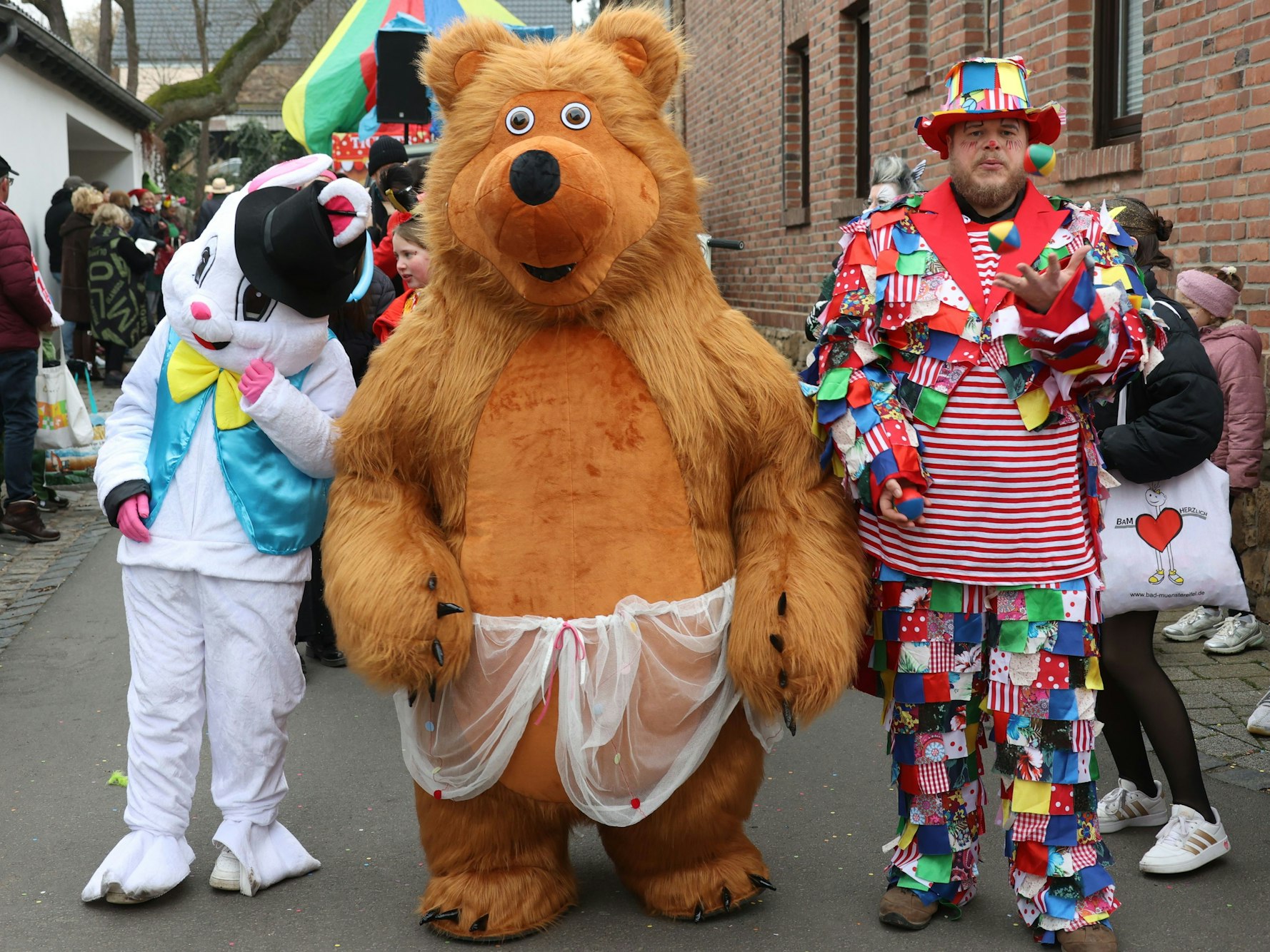 Der Bär der Stotzheimer Spökes war zweifelsohne das beliebteste Fotoobjekt im Billiger Zug.