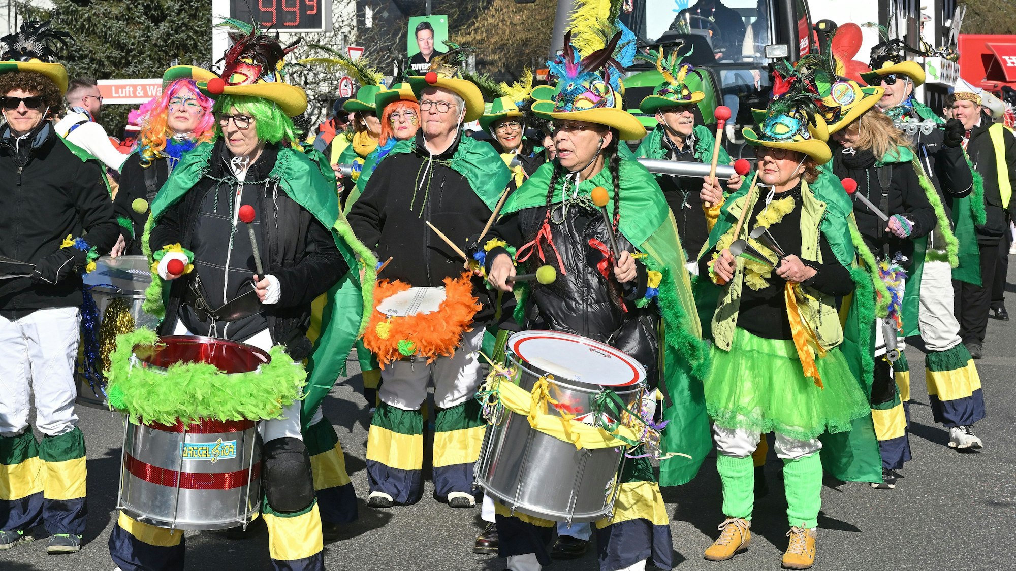 Samba-Rhythmen und schönster Sonnenschein sorgten für brasilianisches Flair im Karnevalszug in Rösrath-Hoffnungsthal.