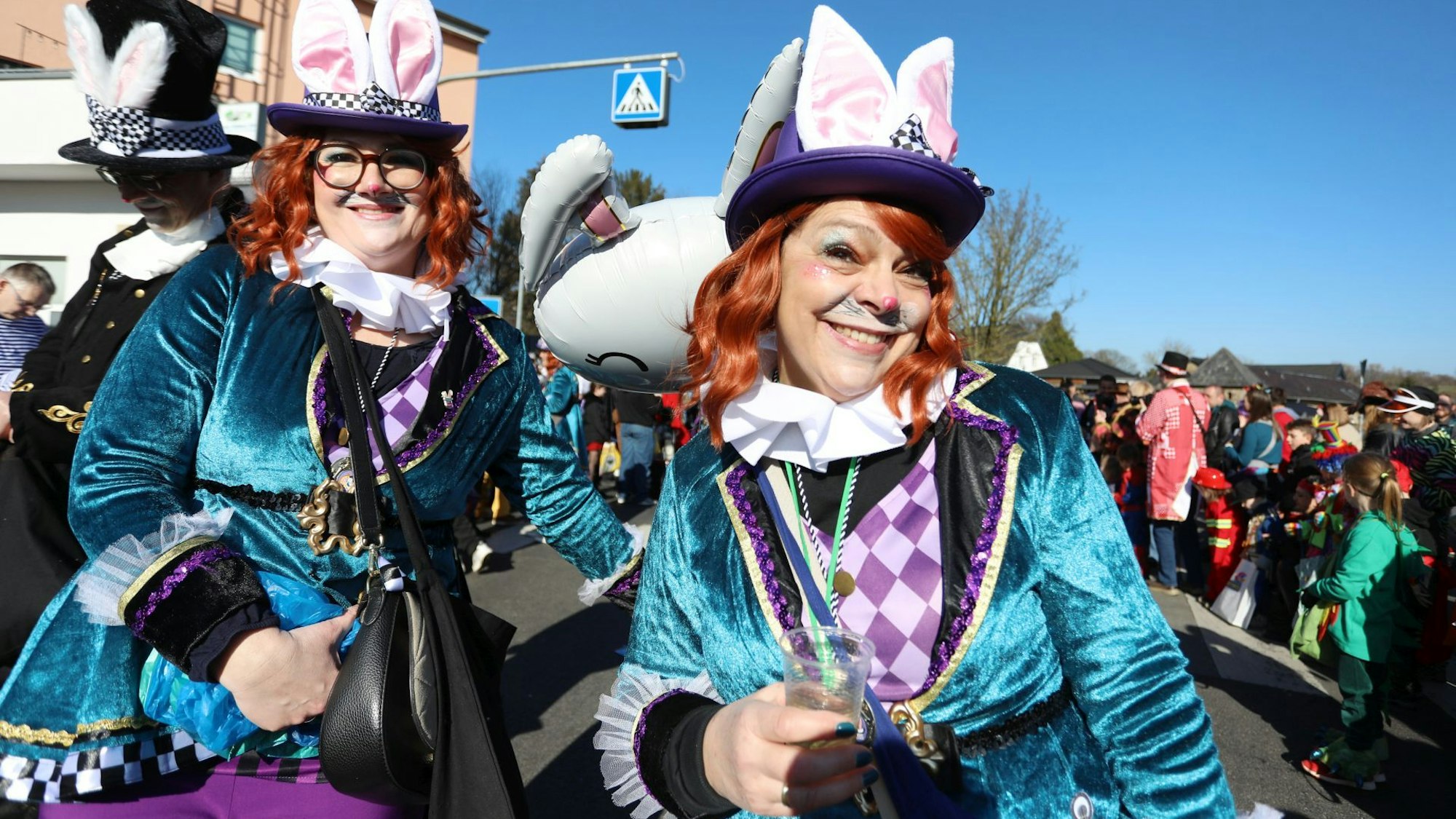 Zwei Närrinnen in blauen Kostümen