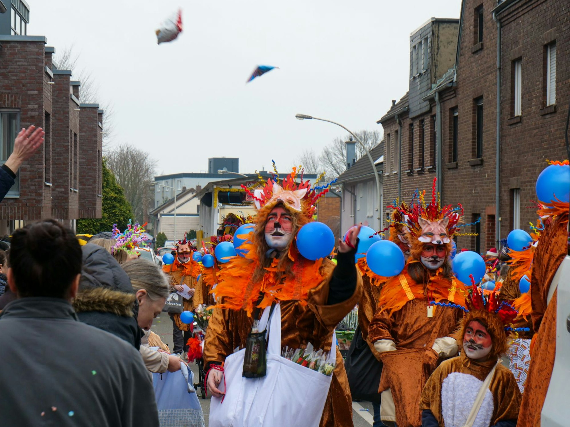 Auf dem Bild ist eine Fußtruppe zu sehen, die als Füchse aus der Hölle verkleidet ist.