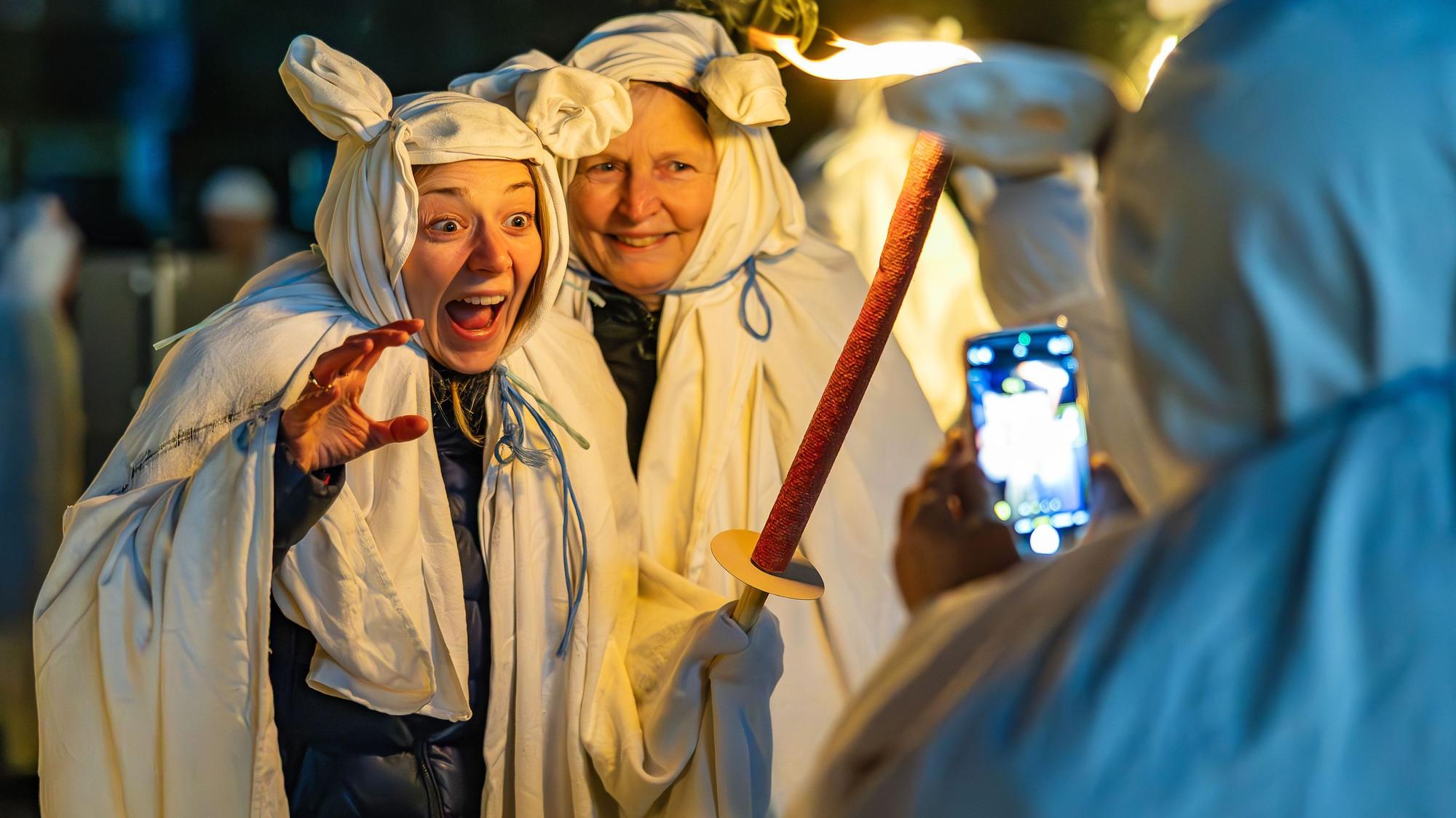 Das Bild zeigt zwei Geister beim Geisterzug in Blankenheim vor dem Start des Traditionszugs.