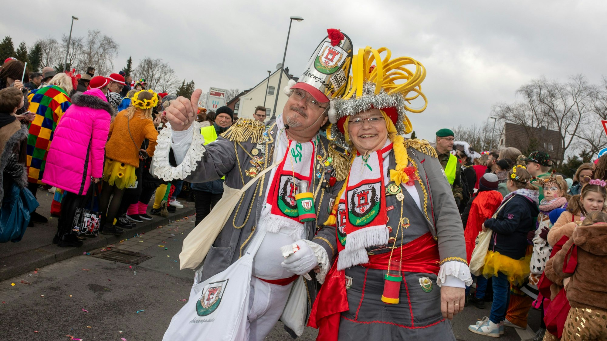 Ein jeckes Paar schaut in die Kamera.