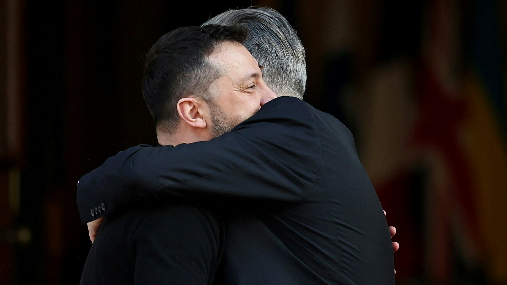 02.03.2025, Großbritannien, London: Premierminister Sir Keir Starmer (r) begrüßt den ukrainischen Präsidenten Wolodymyr Selenskyj mit einer Umarmung am Lancaster House. In London treffen europäischer Staats- und Regierungschefs zu einem Ukraine-Sondergipfel nach dem Eklat im Weißen Haus zusammen. Foto: Toby Melville/Reuters Pool/AP/dpa +++ dpa-Bildfunk +++