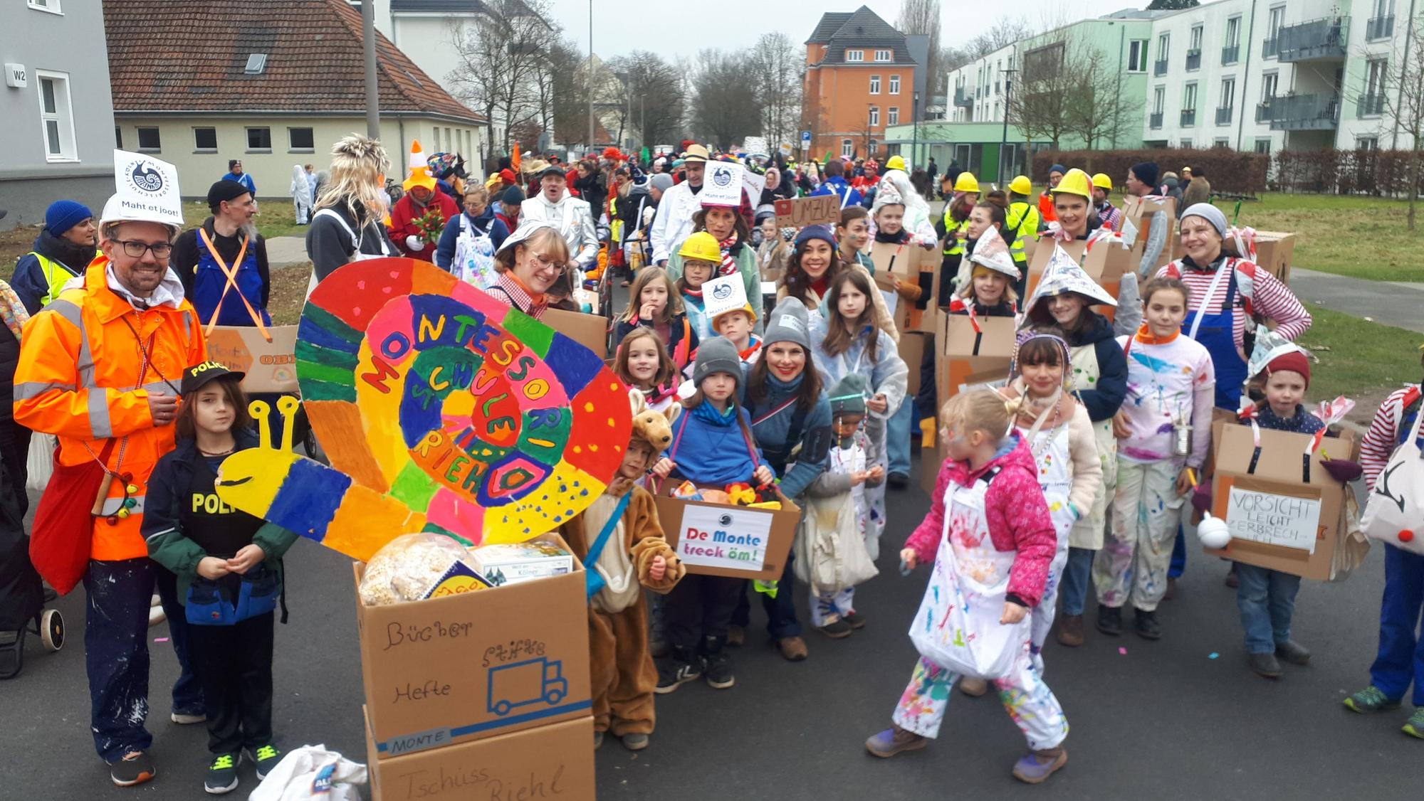 Eine Gruppe Kinder, die in Kartons gekleidet sind, ist zu sehen.