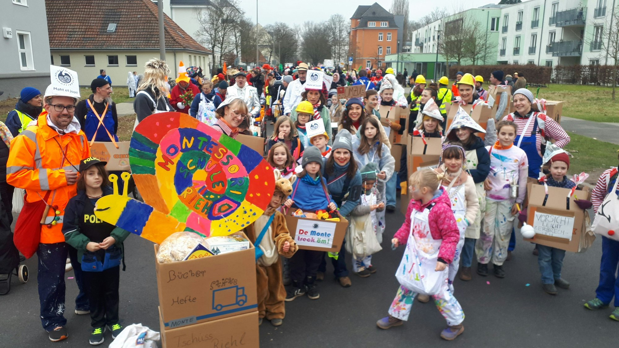 Eine Gruppe Kinder, die in Kartons gekleidet sind, ist zu sehen.