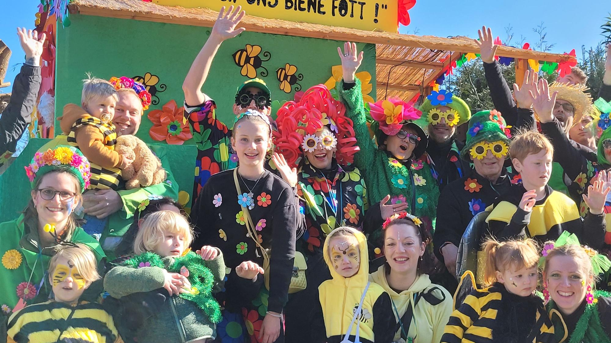 Als Blumenwiesen und Bienen waren Kinder und Erwachsene von den „Jecken Höhnern“ im Forsbacher Karnevalszug unterwegs.