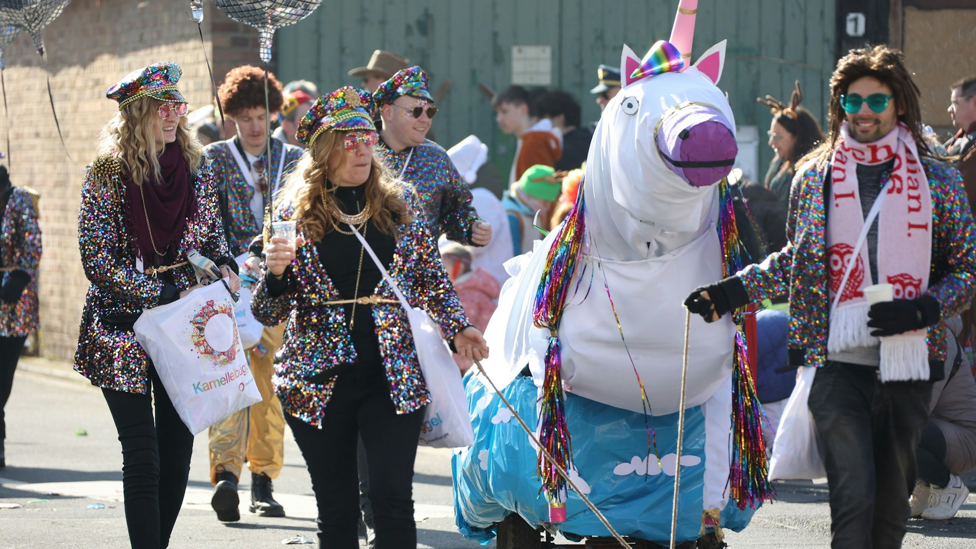 Ein absoluter Hingucker im Karnevalszug in Euskirchen-Kuchenheim war dieser Freundeskreis, der Glitzer und Glamour vereinte.