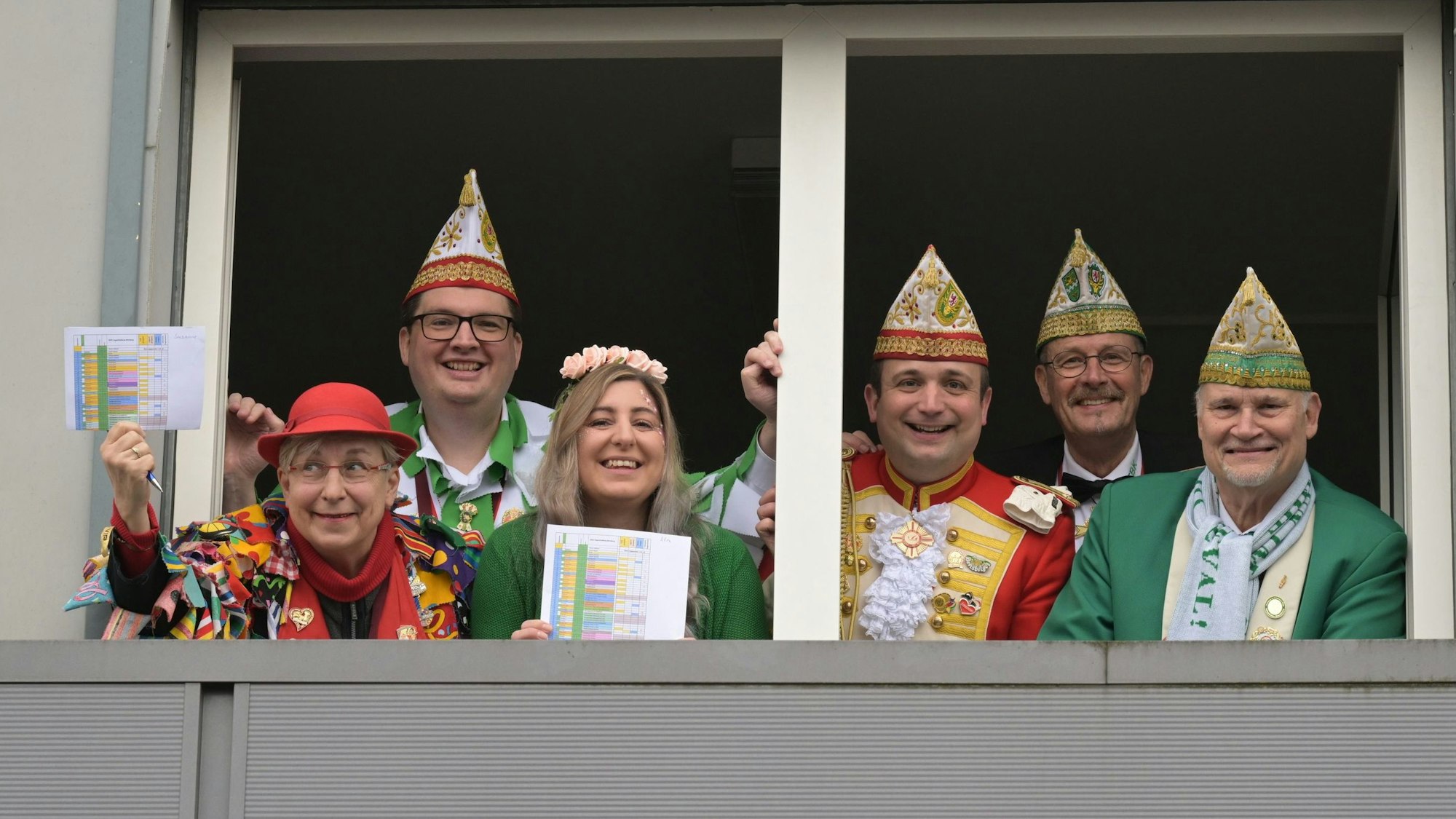 Menschen stehen am Fenster.