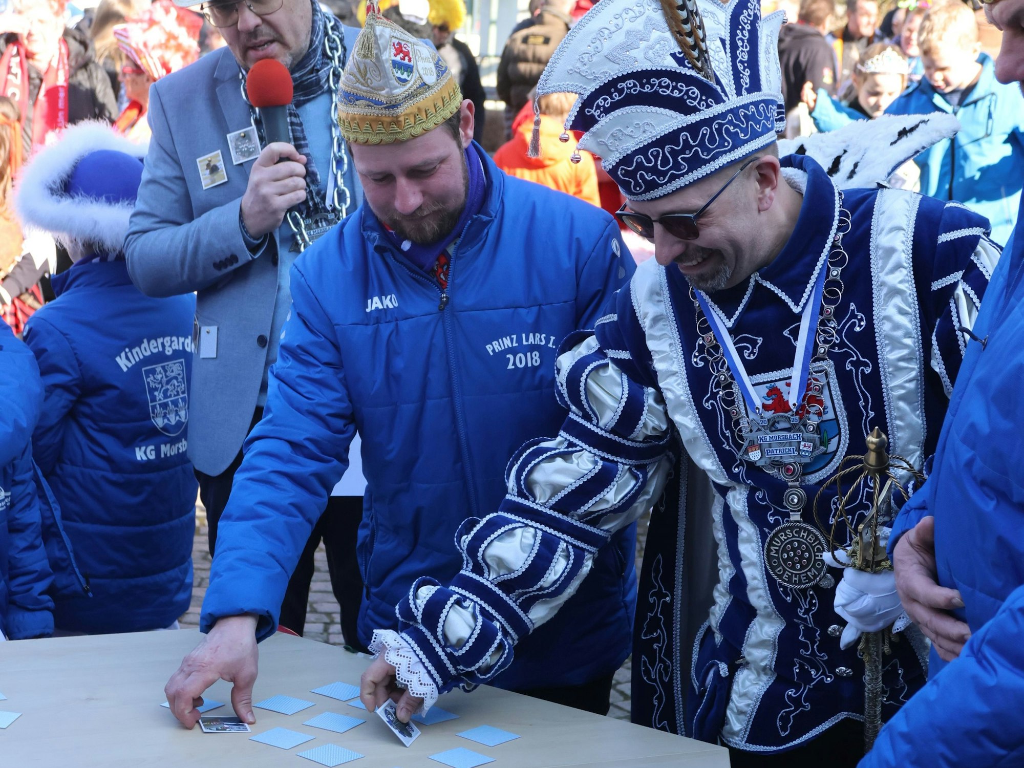 Jörg Bukowski mit Lars Stark und Prinz Patrick I. beim Memoryspiel.