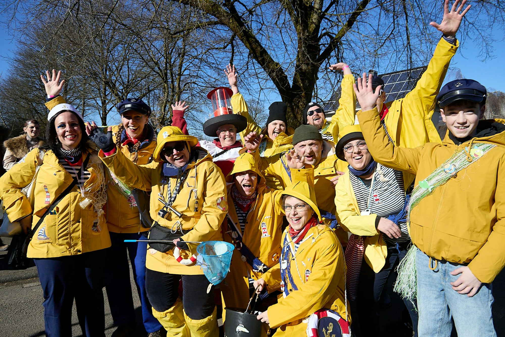 Richtige Kleidung, falsches Wetter - oder umgekehrt, denn das war beim Udenbrether Zug kein Ostfriesennerzwetter.