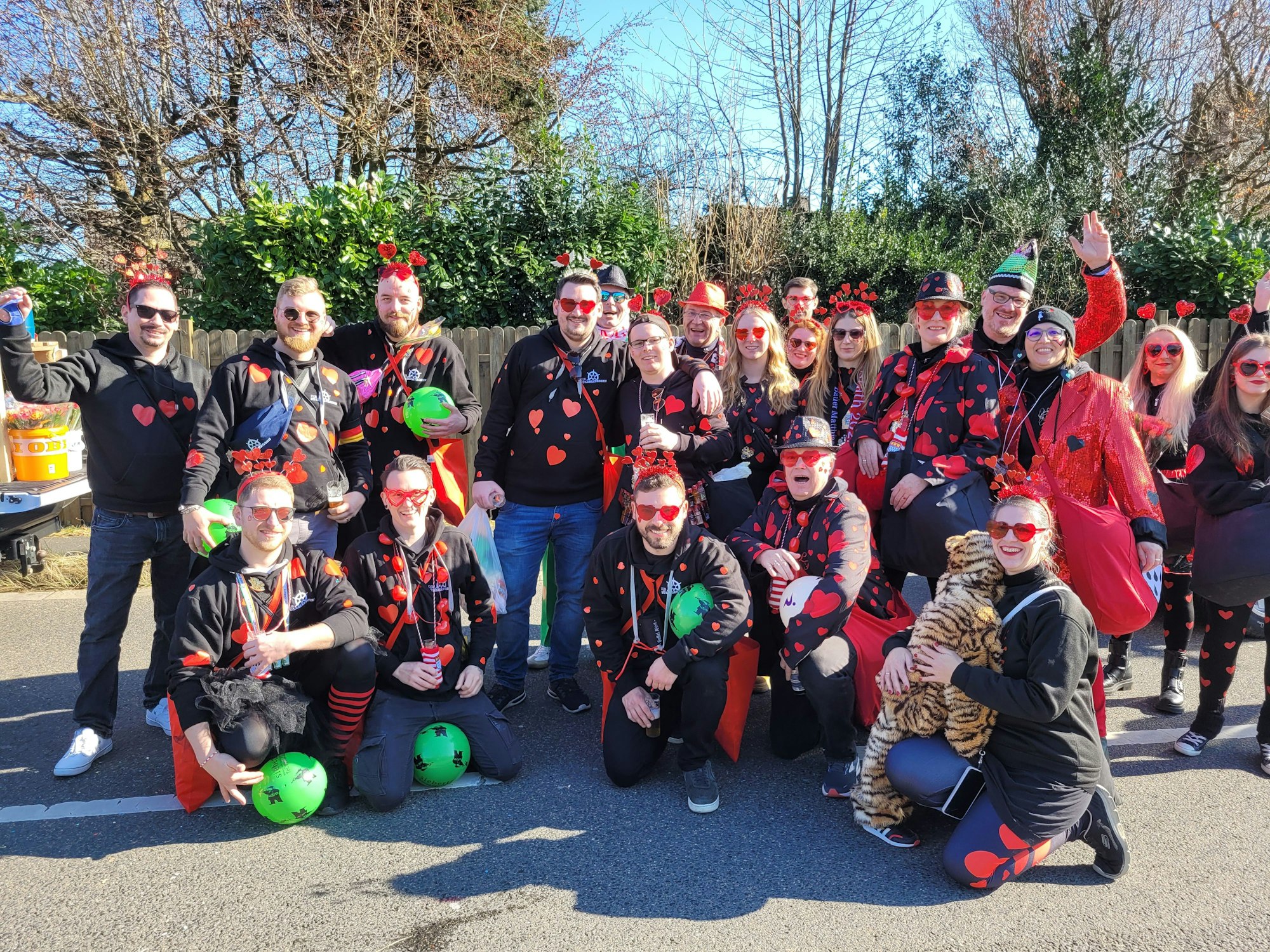 Herzen brachten die Jecken von der KG Löstige Forsbacher in den Karnevalszug in Forsbach.
