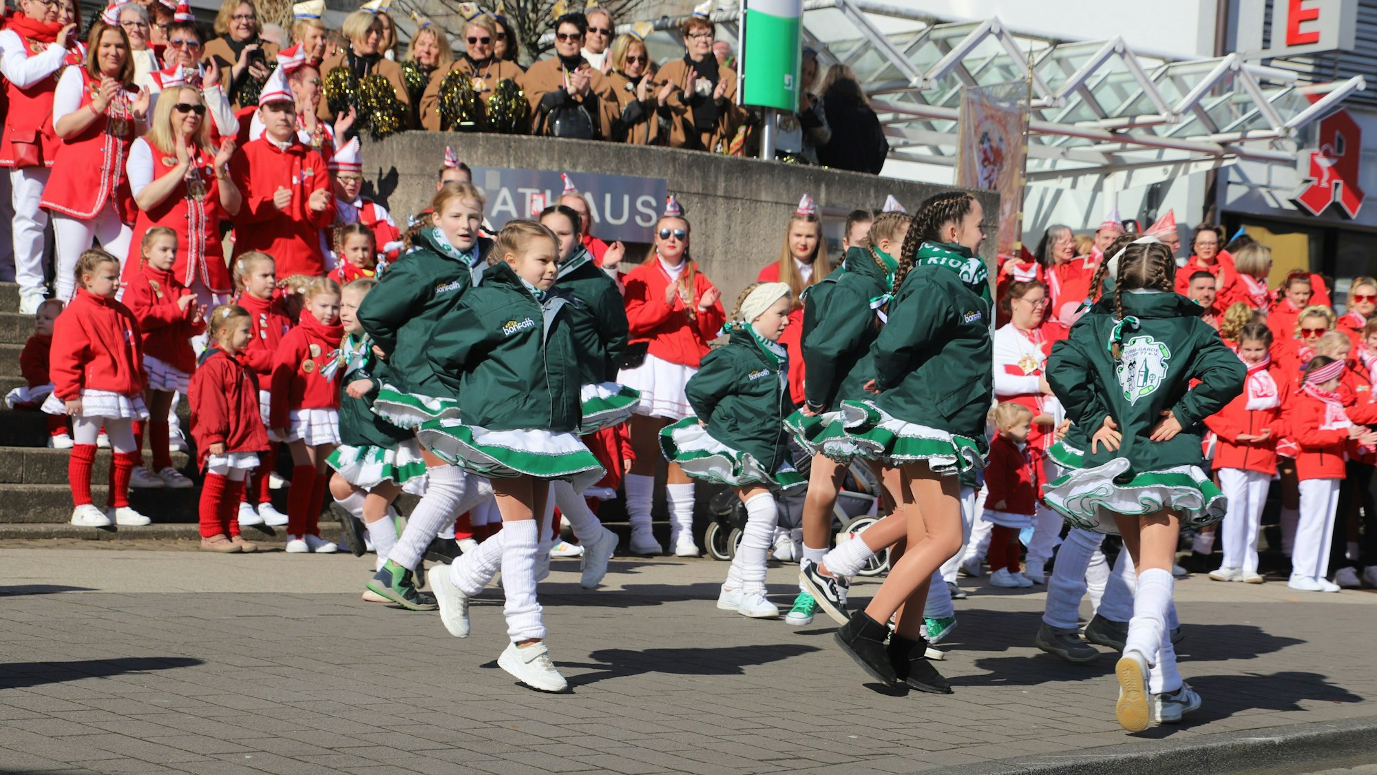 Bürgermeister Rainer Viehof konnte der Macht der Karnevalisten nicht standhalten.