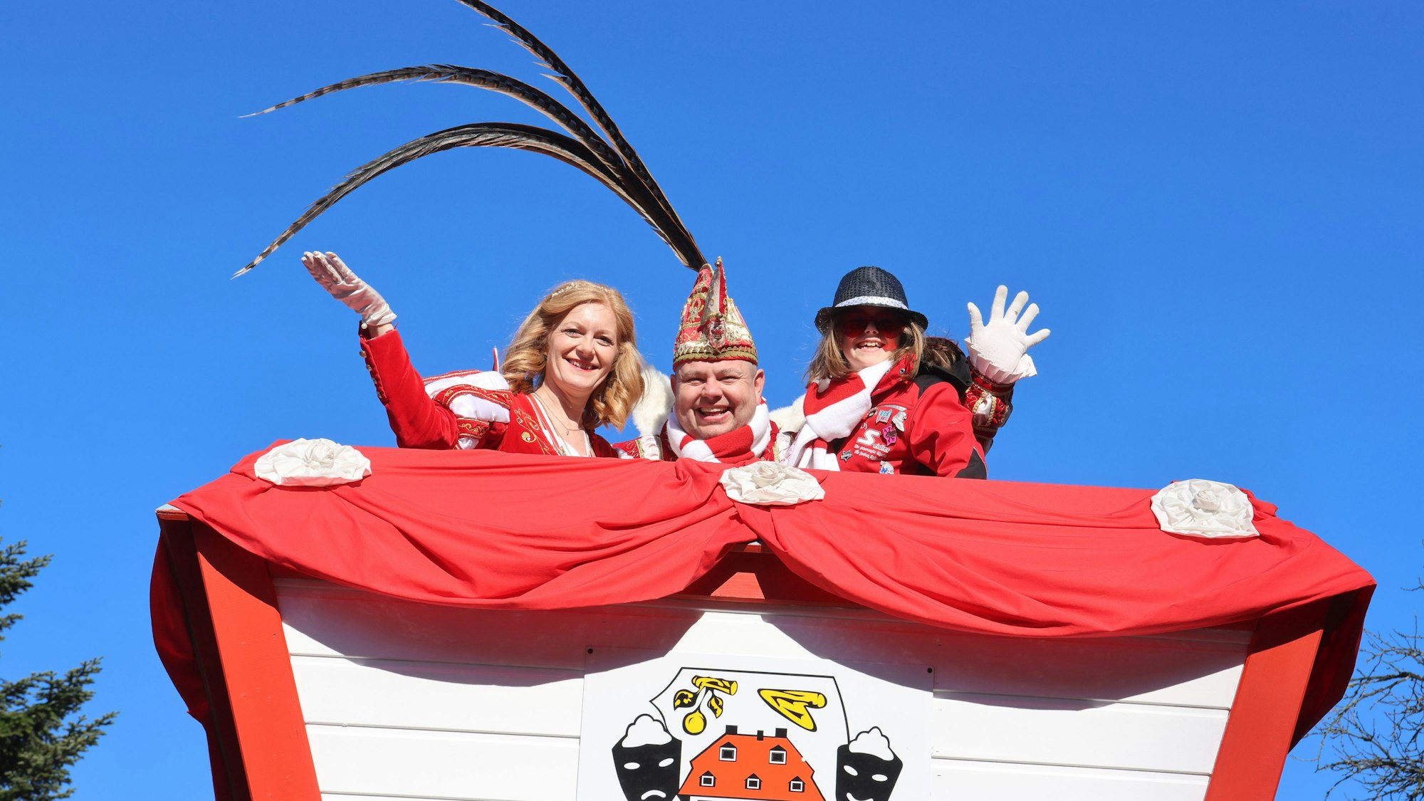 Prinz Michél I. und Prinzessin Elena winken von ihrem Wagen.