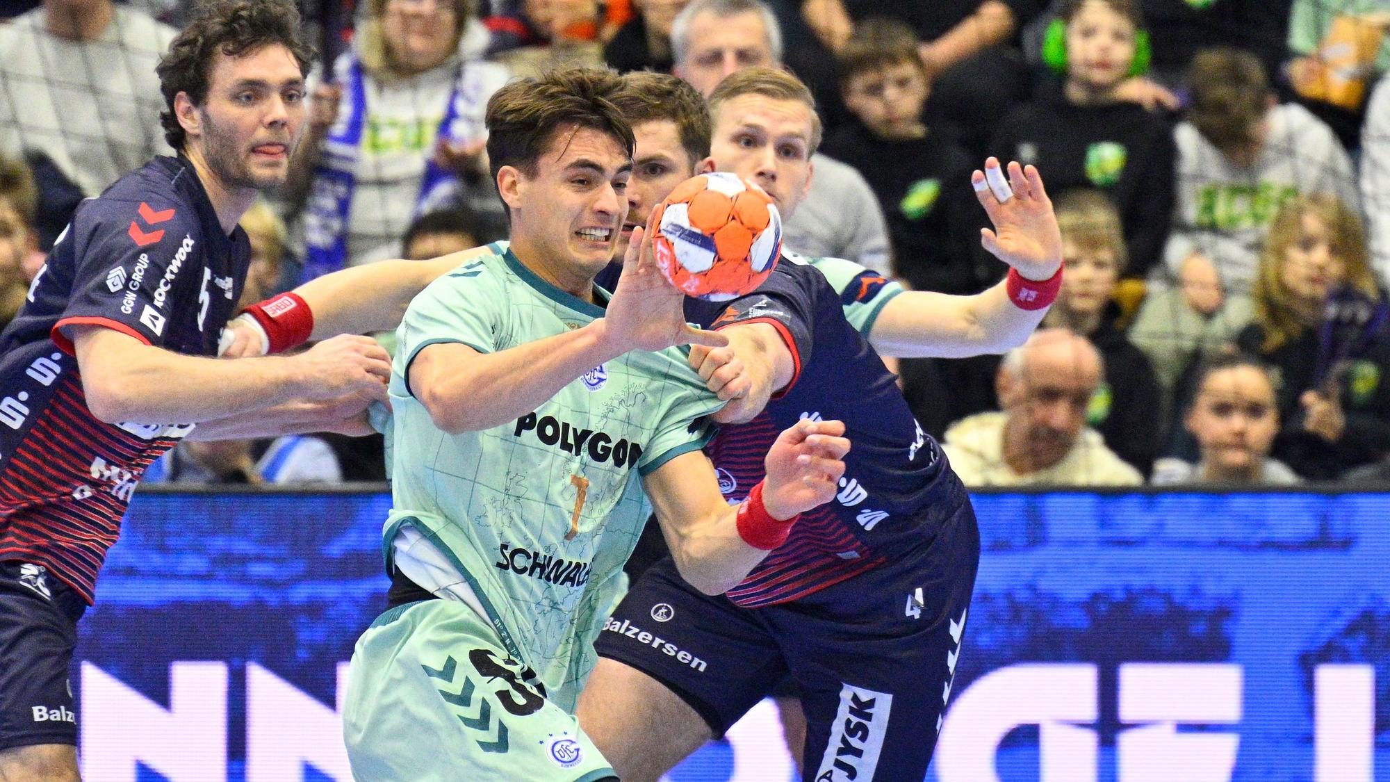 Handballer Julian Köster in einer Spielsituation gegen Flensburg.