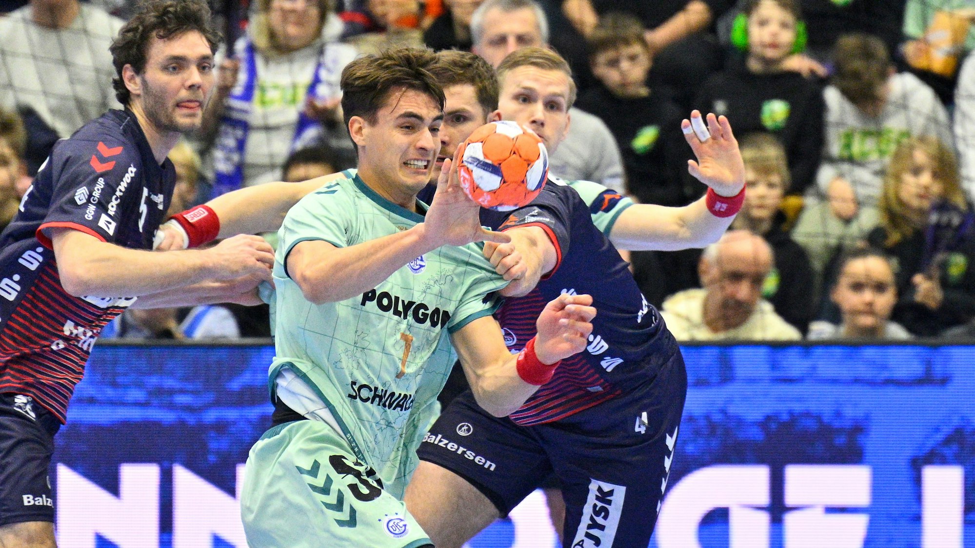 Handballer Julian Köster in einer Spielsituation gegen Flensburg.