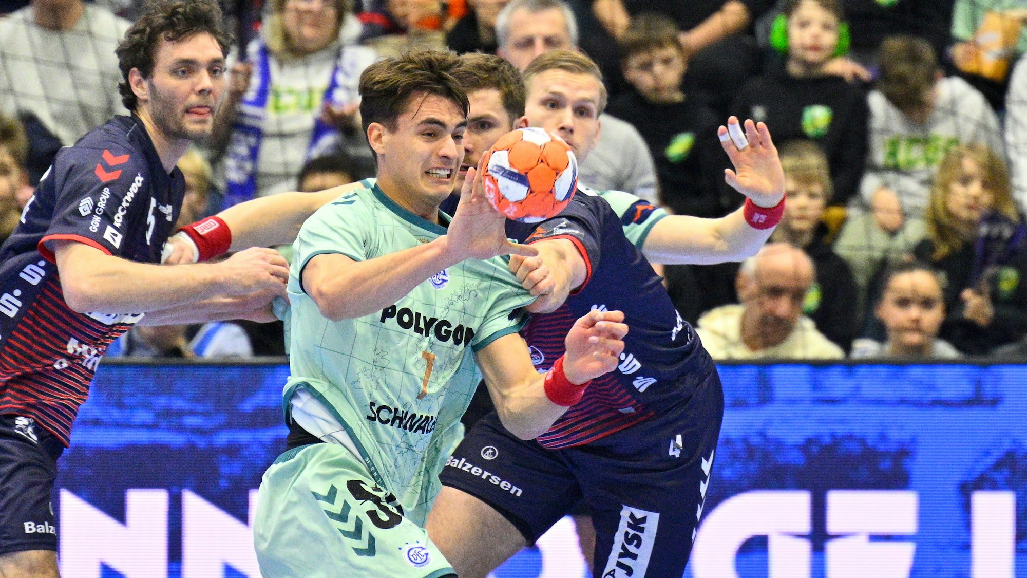 Handballer Julian Köster in einer Spielsituation gegen Flensburg.