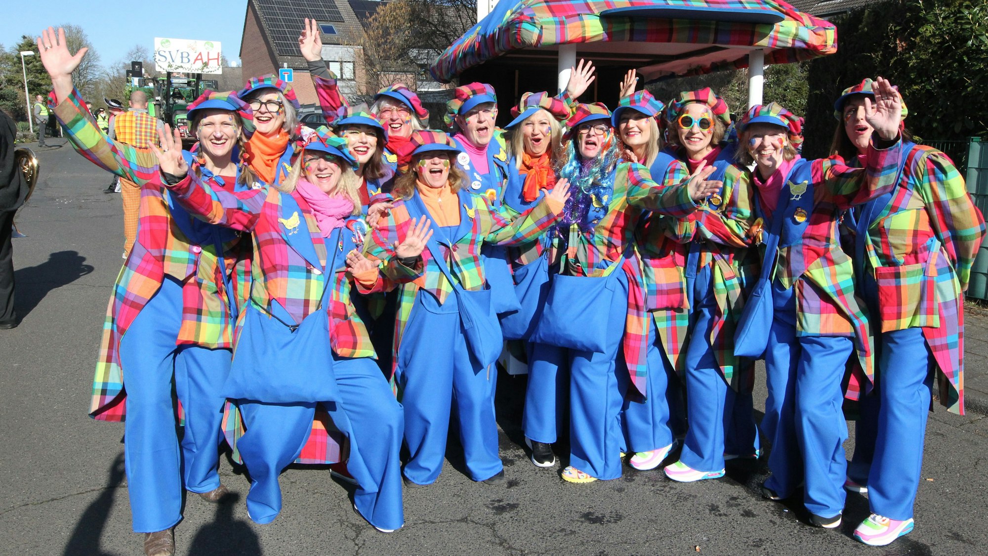 Die Dollen Höhner aus Birlinghoven, gegründet 1997 mit ihrer Präsidentin Eva Peyers, waren als Clowns unterwegs.