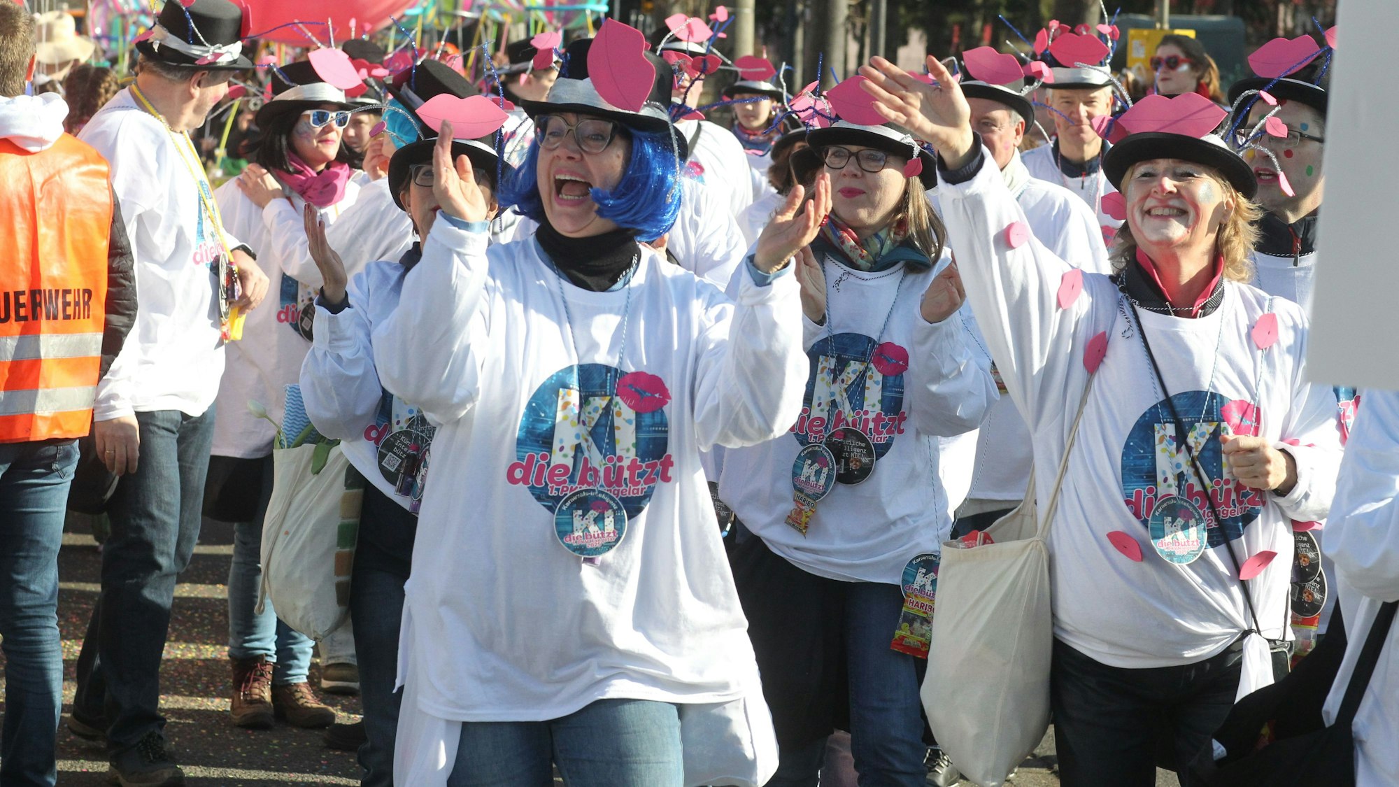 Der Zug in Hangelar mit 17 Gruppen und 815 Teilnehmern, davon 201 Kinder.
Der 1. Politische Karnevalsverein Hangelar nahm die KI auf die Schippe. Statt Künstliche Itelligenz hießt es Karnevals Intelligenz