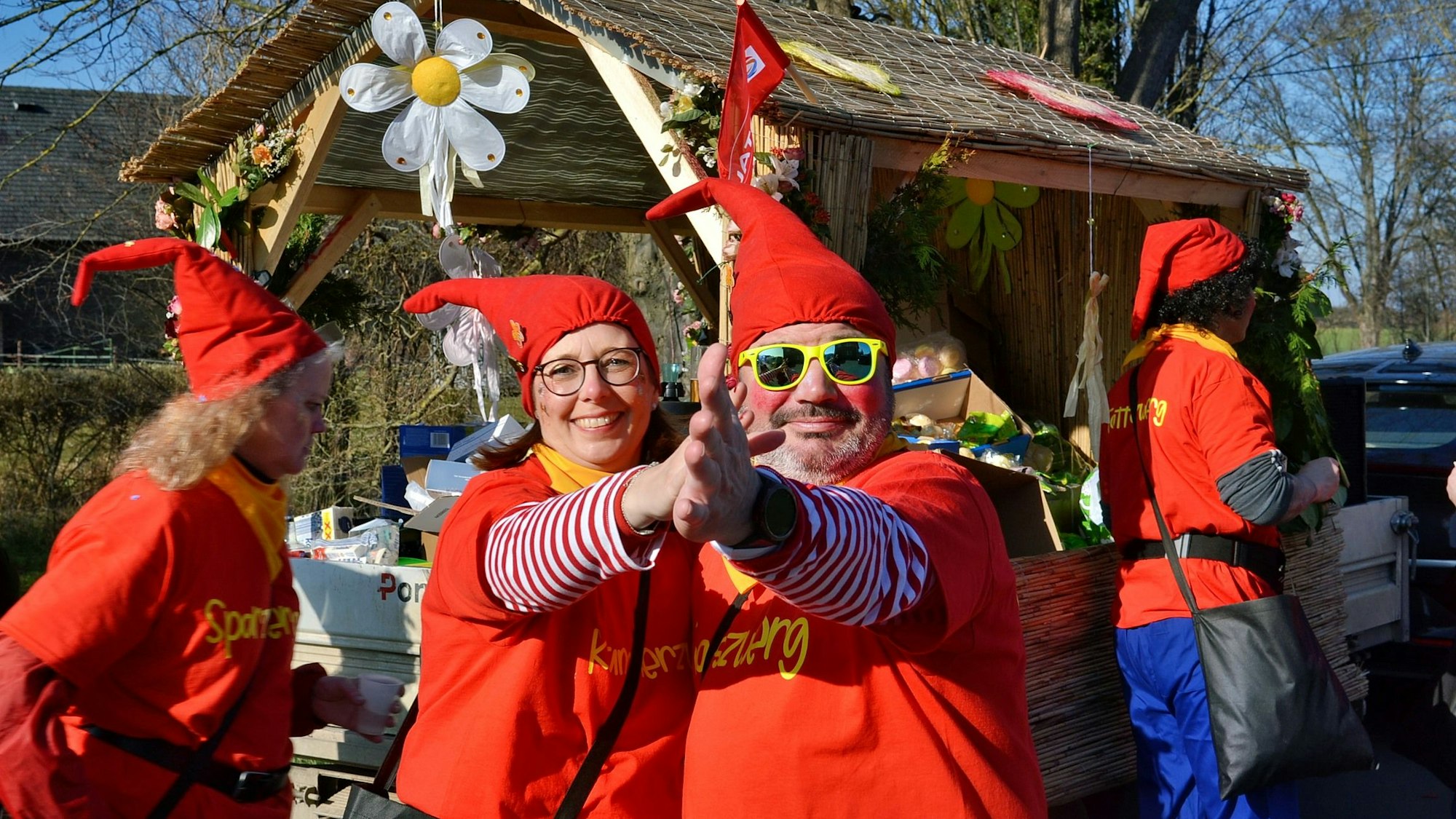 In Mülheim-Wichterich tanzen die Jecke durch den Zoch.