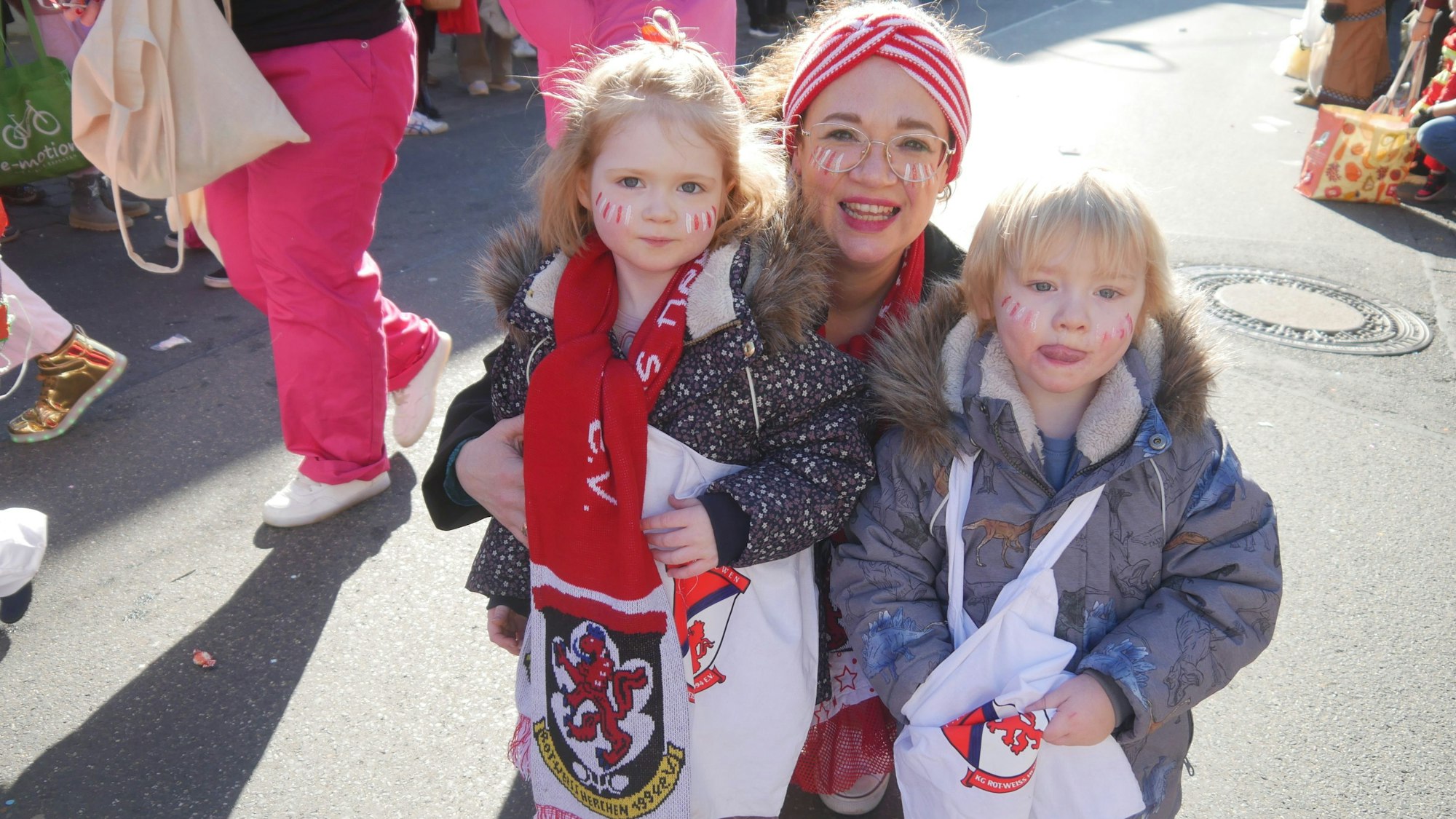 Beim Sonntagszug durch Windeck-Herchen brauchten die Pänz große Kamellebüggel.