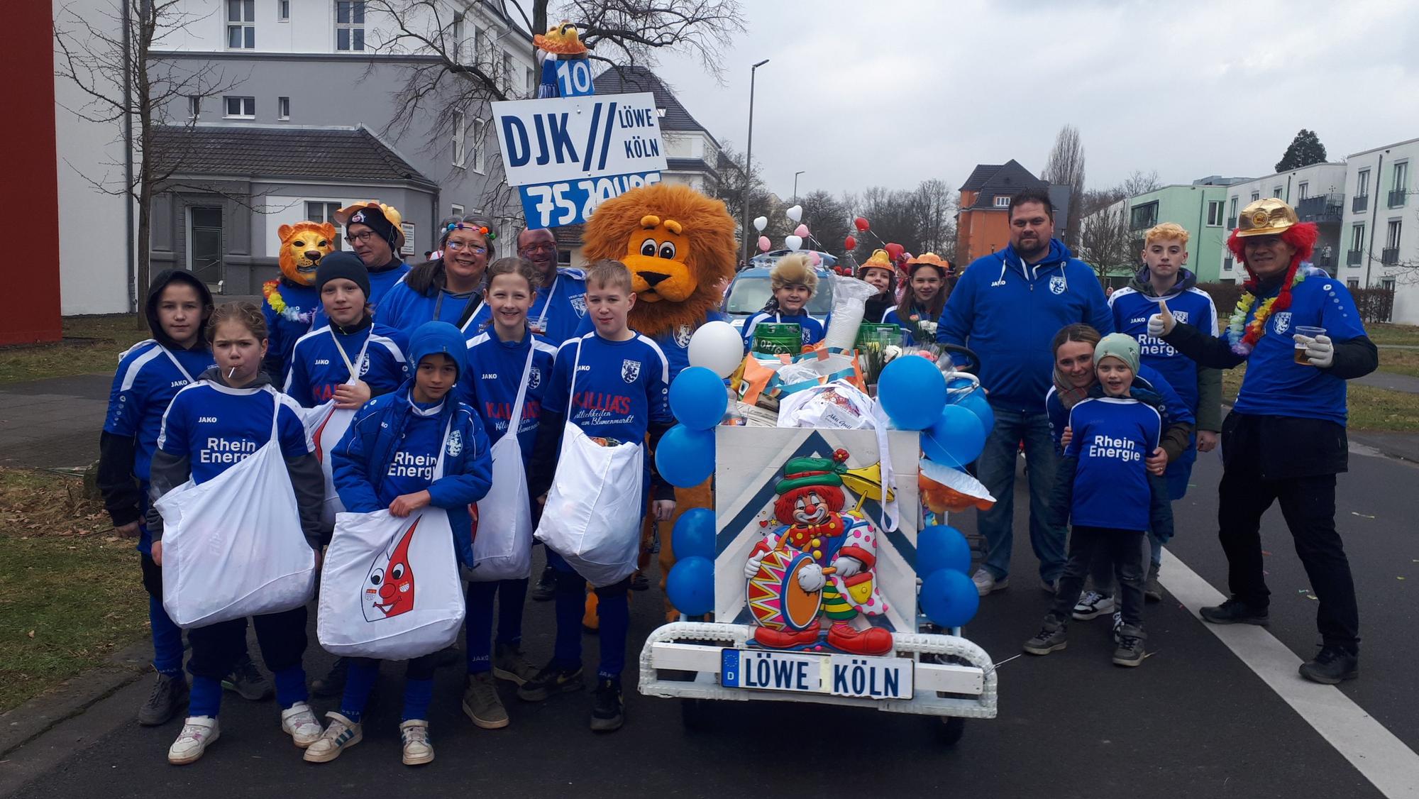 Die Gruppe des DJK Löwe geht in blauen Trikots und hat einen Löwen dabei.