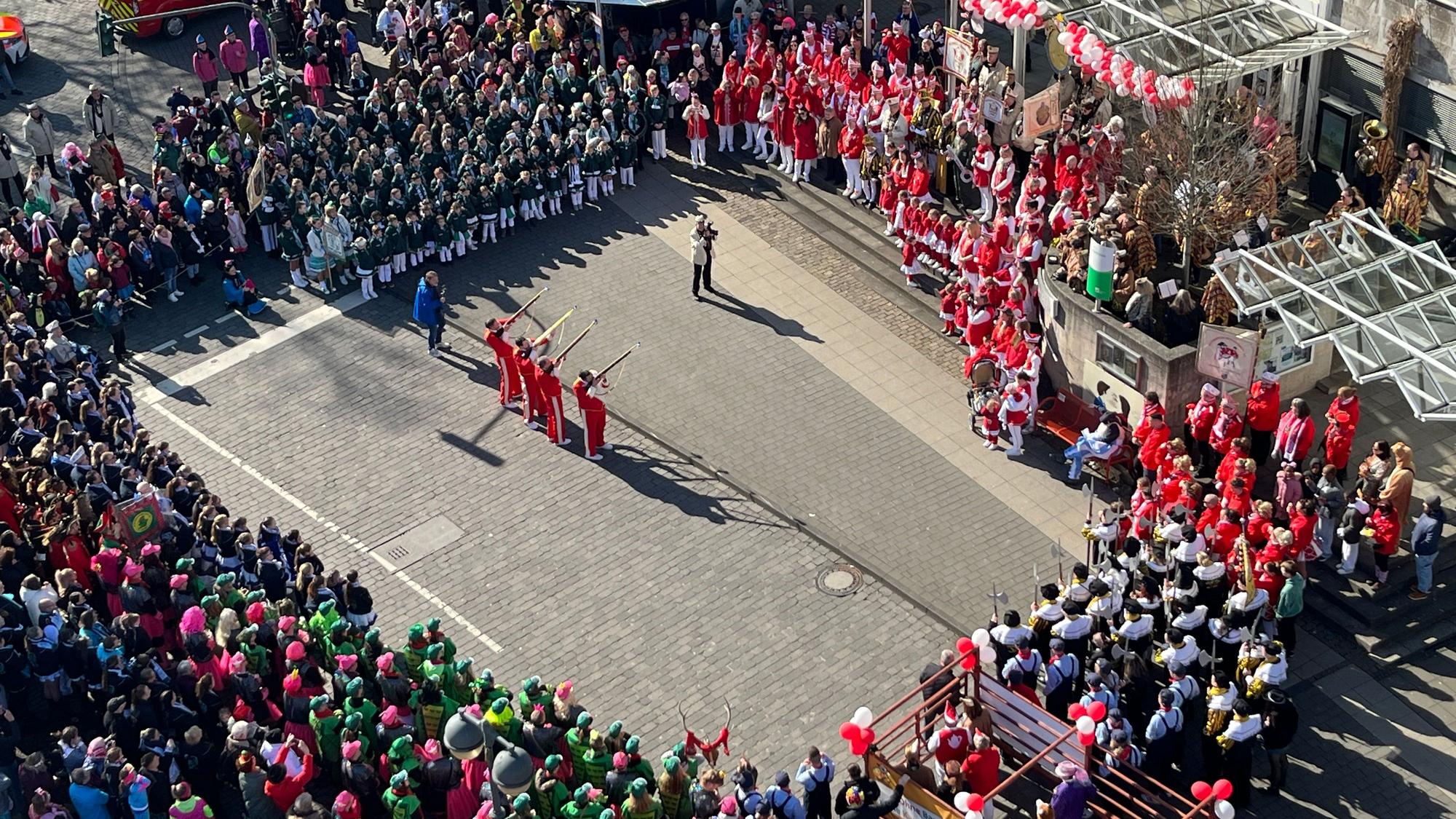 Bürgermeister Rainer Viehof konnte der Macht der Karnevalisten nicht standhalten.