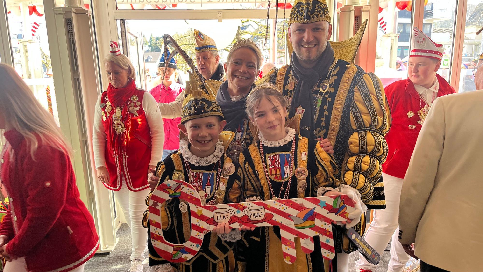 Das Prinzenpaar Daniel I. und Sabine II. sowie Kinderprinz Paul I und Kinderprinzessin Lia I. hatten schnell den schlüssel zum Eitorfer Rathaus erobert.