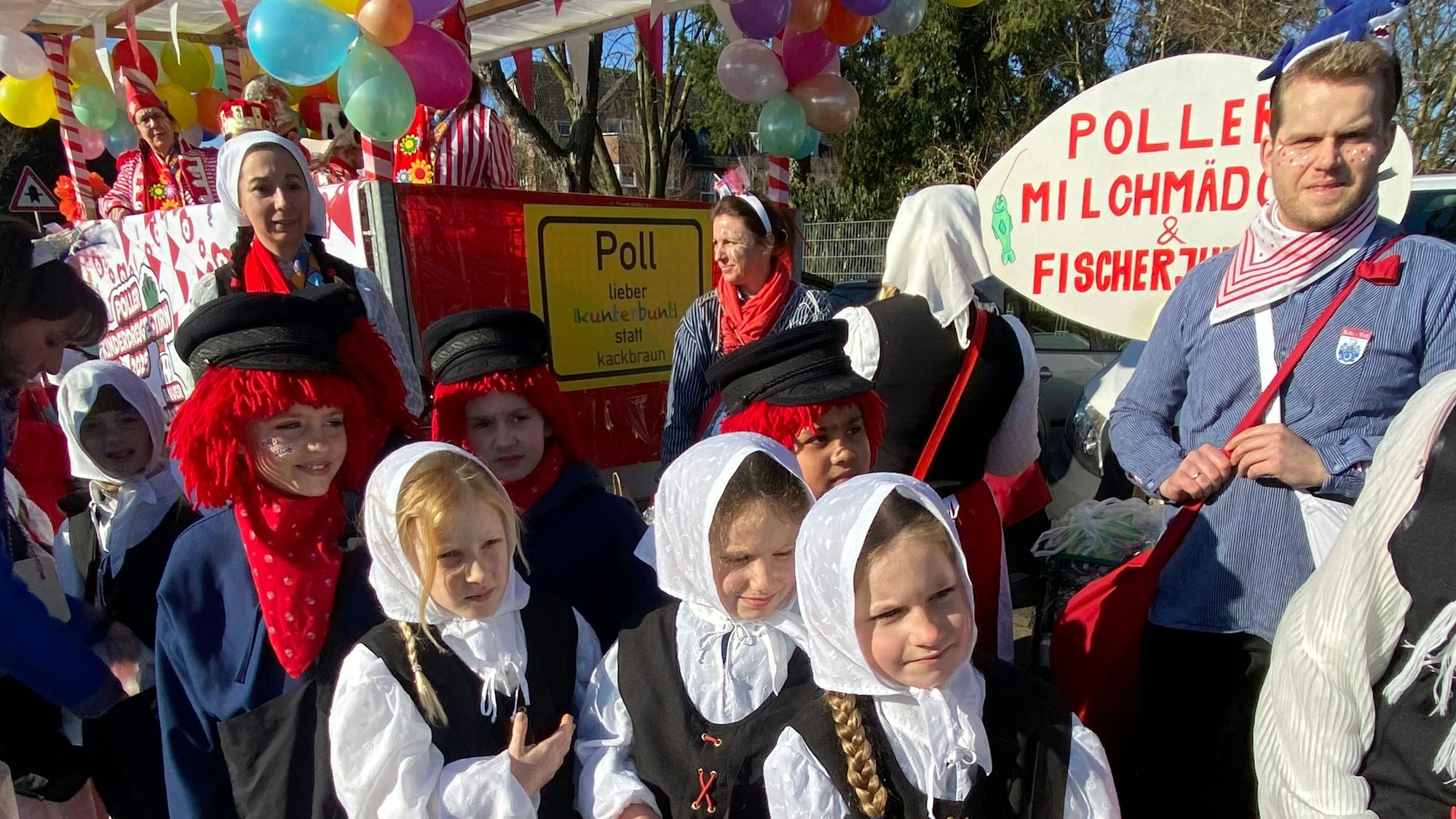 Die Poller Milchmädchen sind mit ihrem Wagen im Veedelszug unterwegs.