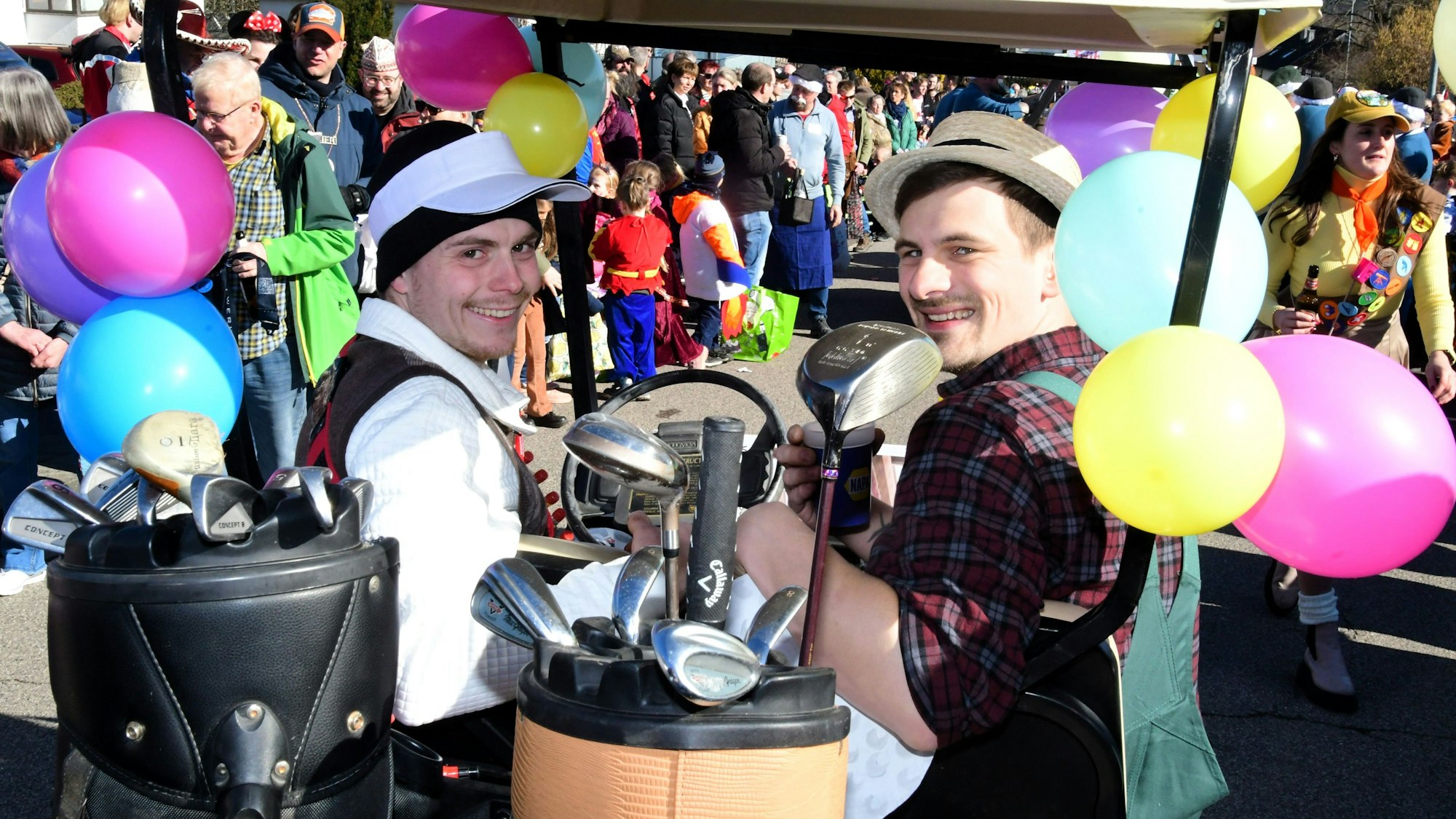 Diese beiden Jungs waren mit dem kompletten Golfset unterwegs.