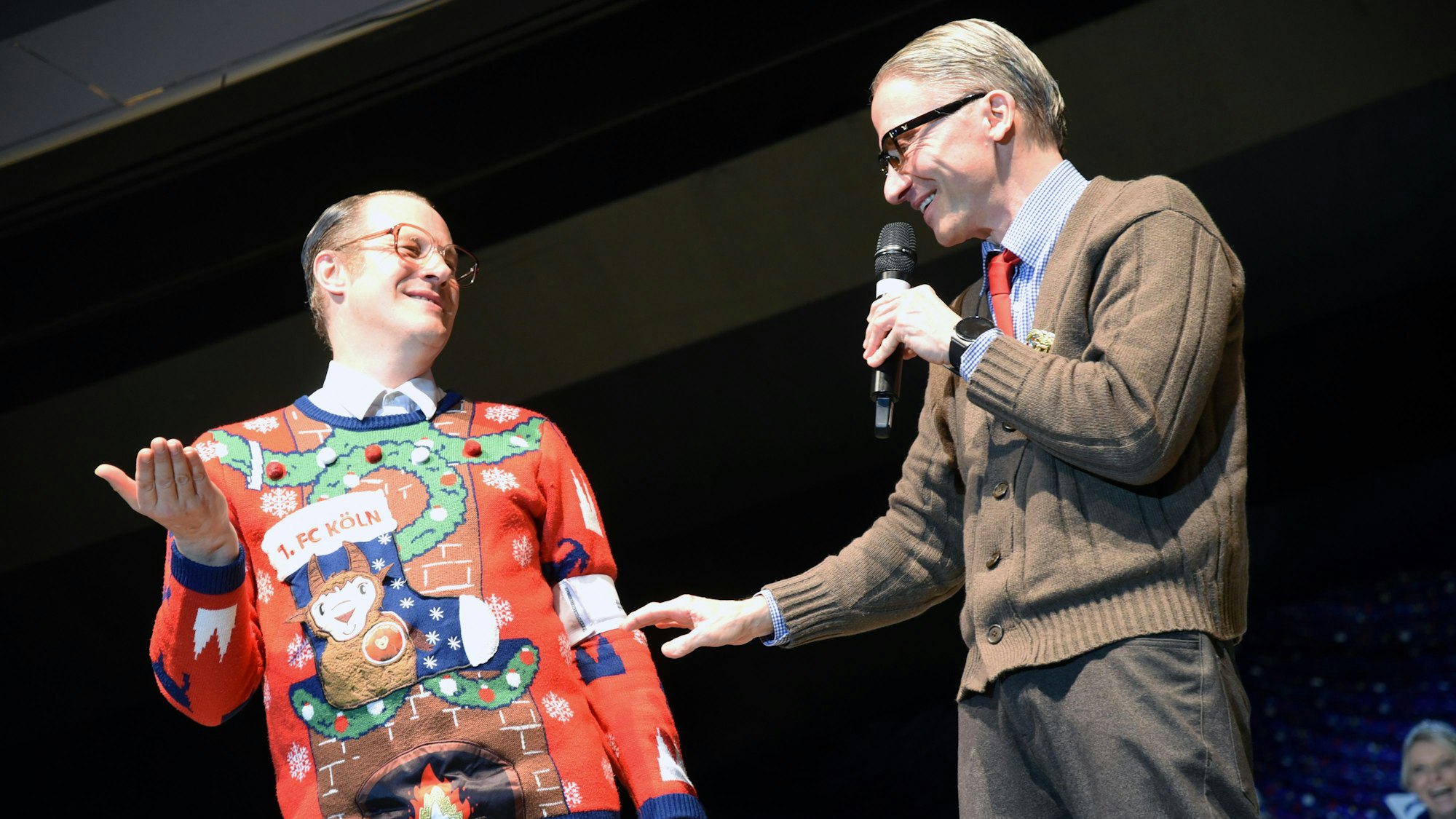 Zwei Redner stehen bei einer Kostümsitzung auf der Bühne.