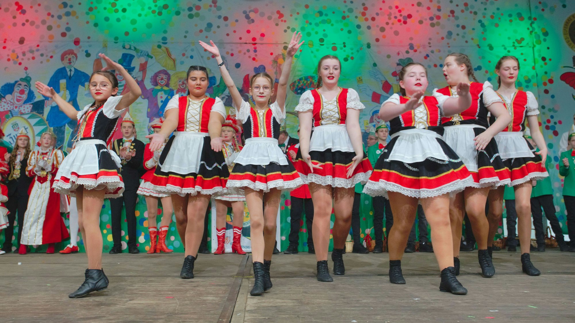 Die Penz der Schlossgarde bei einem Auftritt auf der ausverkauften Prunksitzung im Engelskirchener Festzelt.