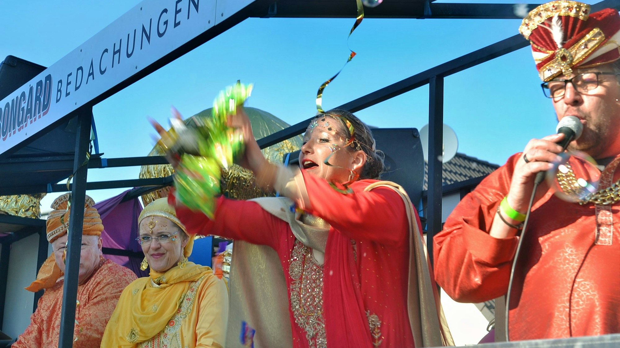 Die KG Schwerfe bliev Schwerfe versprühte mit ihrem Wagen den Charme des fernen Orients.