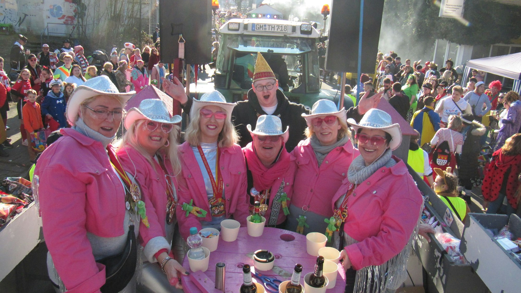 Eine kostümierte Gruppe bei einem Karnevalszug.