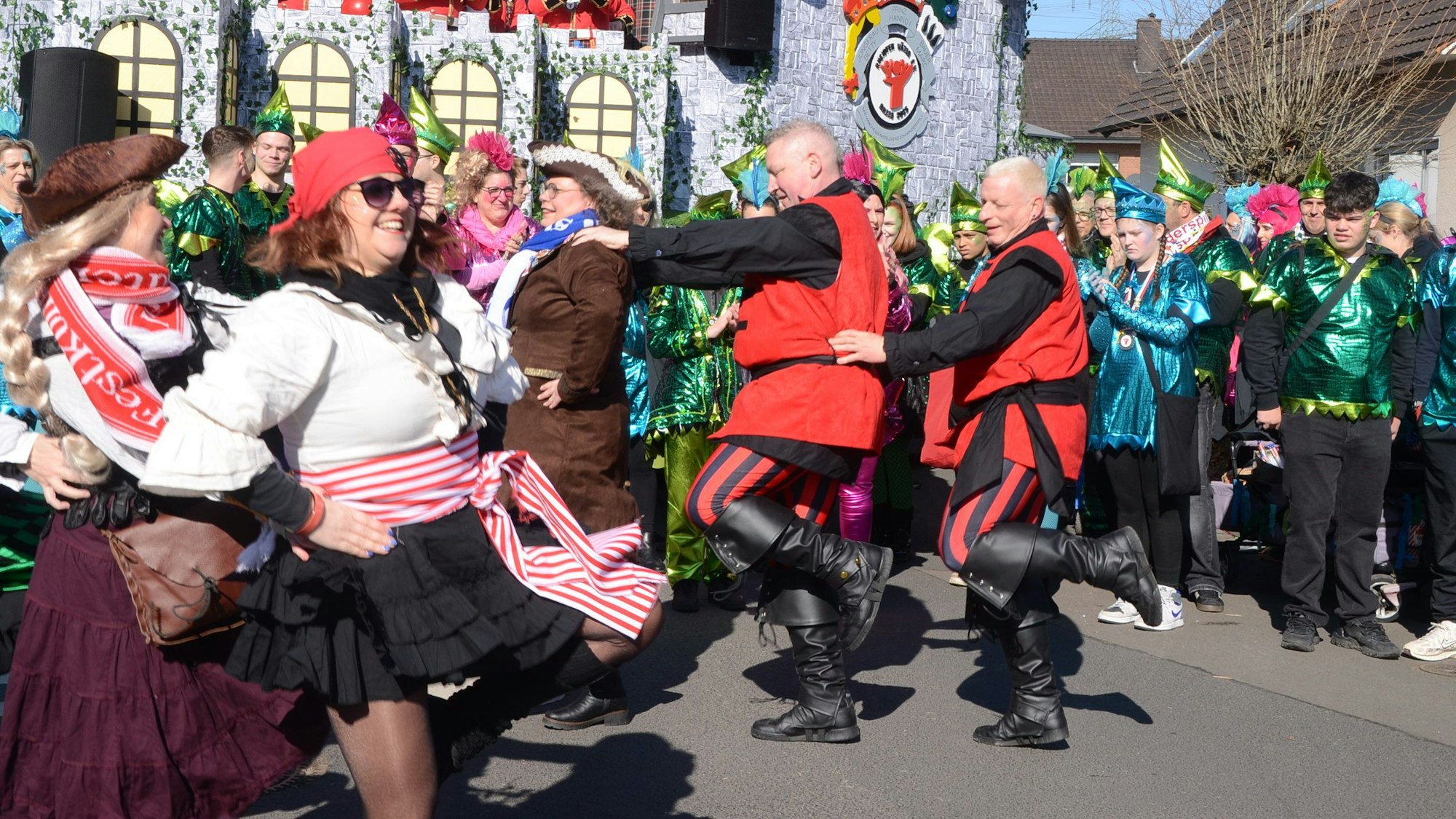 Farbenfroh und fröhlich wie immer: Der Zug in Rheidt am Karnevalssonntag
Die Freizeitkicer Abtsberg können auch tanzen.
