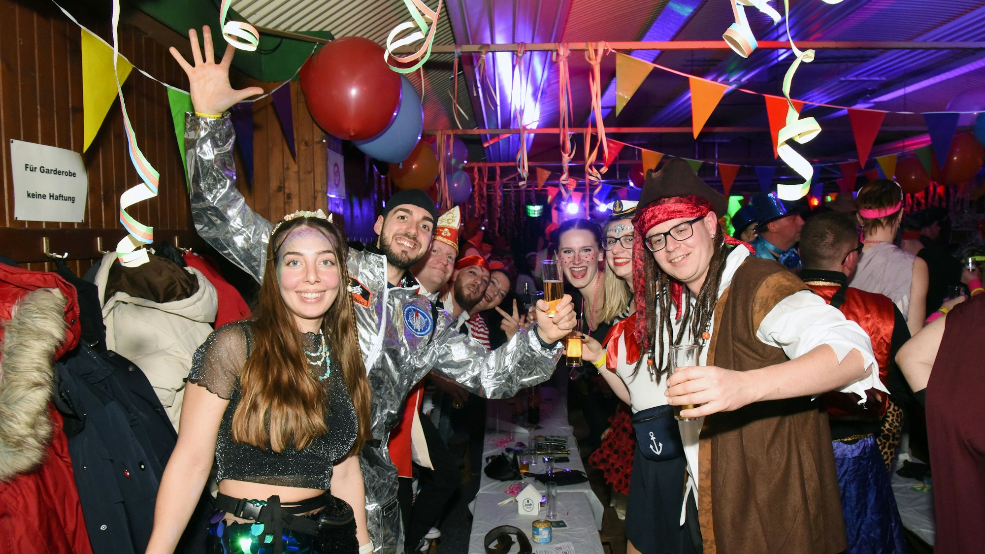 Eine Gruppe feiert bei der Karnevalsparty der Dorf- und Sportgemeinschaft Erbland in Gummersbach.