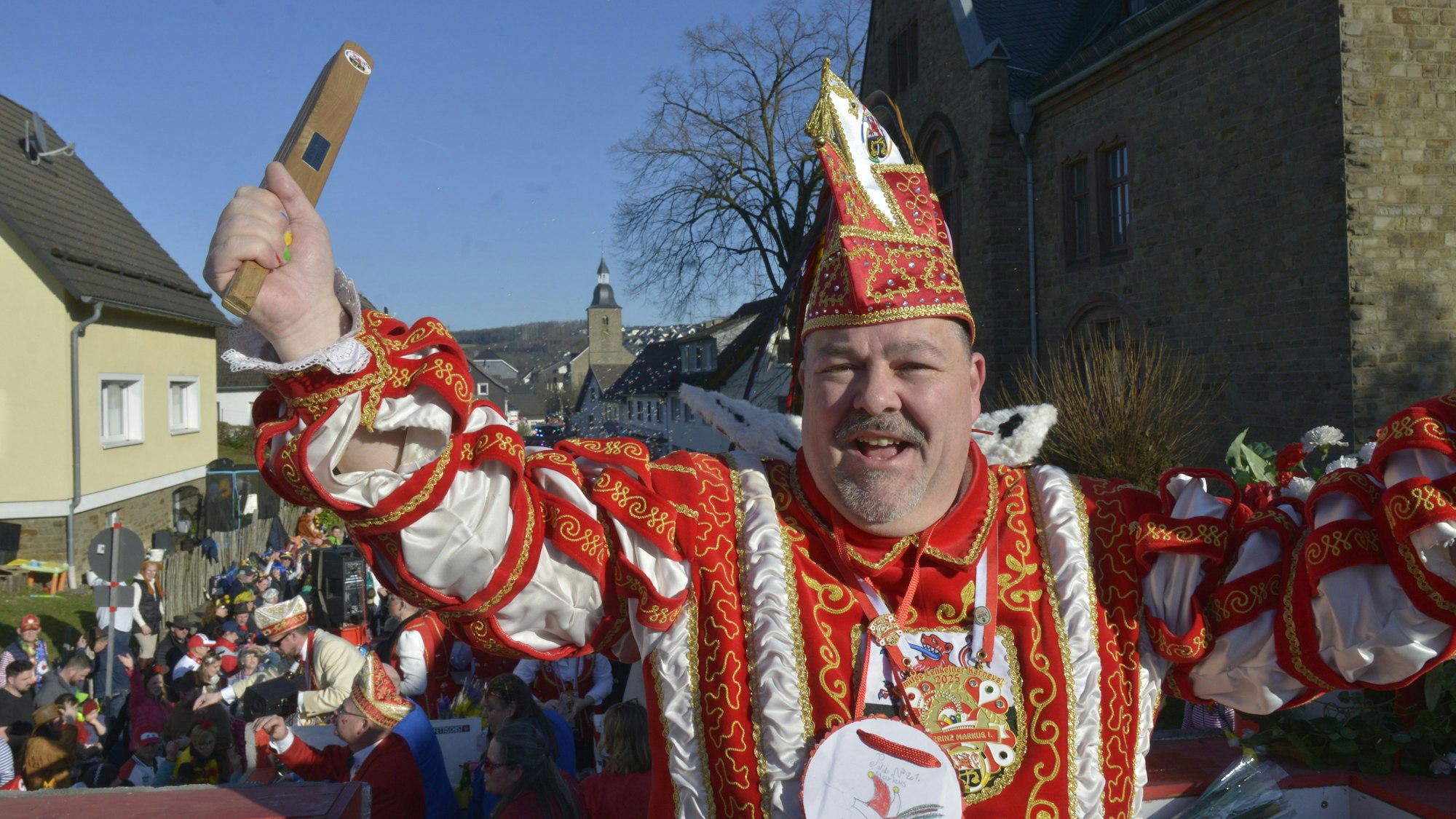 Ein Prinz auf einem Karnevalswagen.
